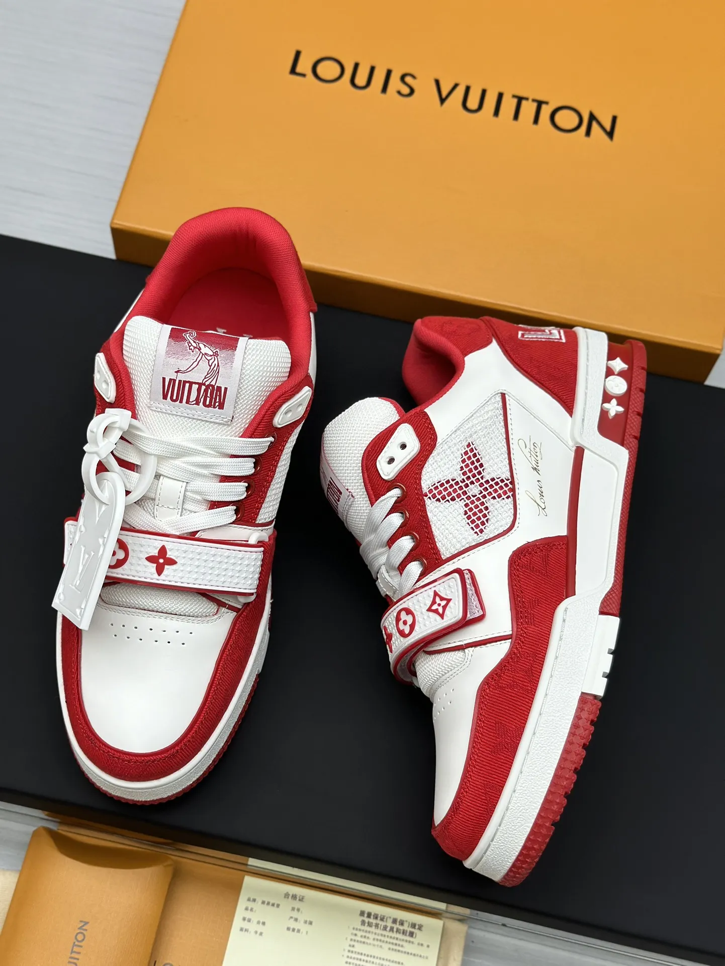 工厂直销¥300💰顶级版本 LV-路易威登-经典走秀新款 空胶工艺·原版1:1开发复刻!!上脚非常舒适 奢侈用料,做工精细,中底印有欧洲制造英文字母 鞋面由意大利进口小牛皮拼接,侧边饰有品牌LOGO标志及签名,最新乳胶垫脚➕网布内里,脚感超舒适。原厂特供原版双色TPU组合大底。套包工艺 固特异缝合锁边 面料:独家定制头层牛皮 配件:独家私模Vuitton 标识, 内里:定制丝滑网里-头层丝绸牛皮内里 大底:TPU组合大底耐磨防滑防黄 垫脚:新款乳胶垫-网纱吸汗 专柜工艺:全电脑针车拉线 鞋头 后套 冷热定型 全套拉帮套楦中低logo花纹 专柜包装 -鞋带 证书 卡片 说明书 合格证 防尘袋 全网最齐包装 女款35-40男款38-46(38/46订做不退换!