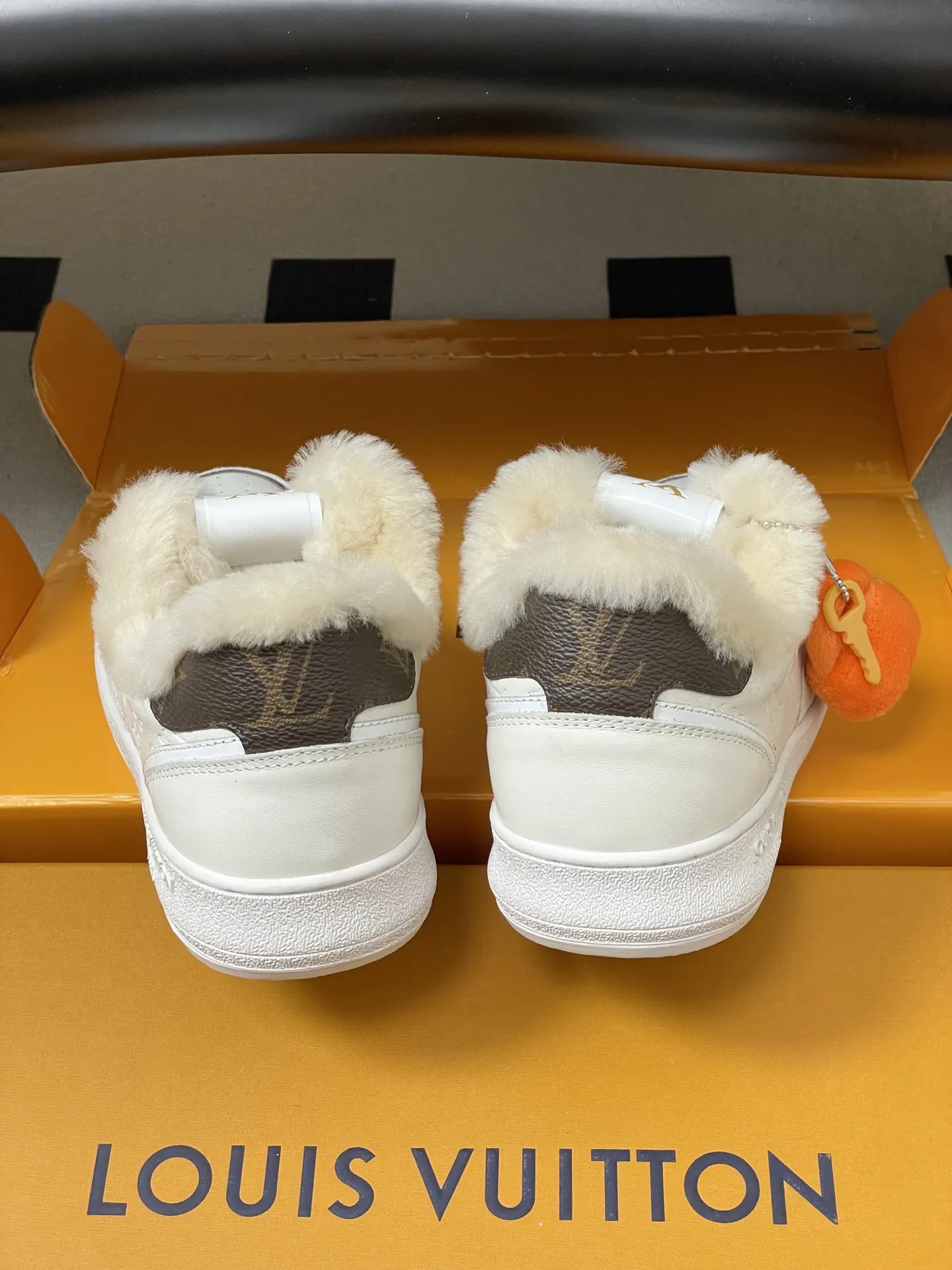 p310-(配高档飞机盒✈️) 2026春夏新款 LOUIS VUITTON 路易威登 LV STADIUM 运动鞋 系带羊毛里休闲鞋老花板鞋 本款LVStadium运动鞋以 Monogram图案羊毛鞋面及舒适羊毛皮内衬塑造冬日构型。同色牛皮革再添雅致一笔。背面经典皮革饰边压印 路易威登标识,与柔软橡胶外底共筑潮流风范。 鞋面:牛反绒 内里垫脚:羊毛 鞋底:开模橡胶大底 码数:35-39(40.41定做不退换)