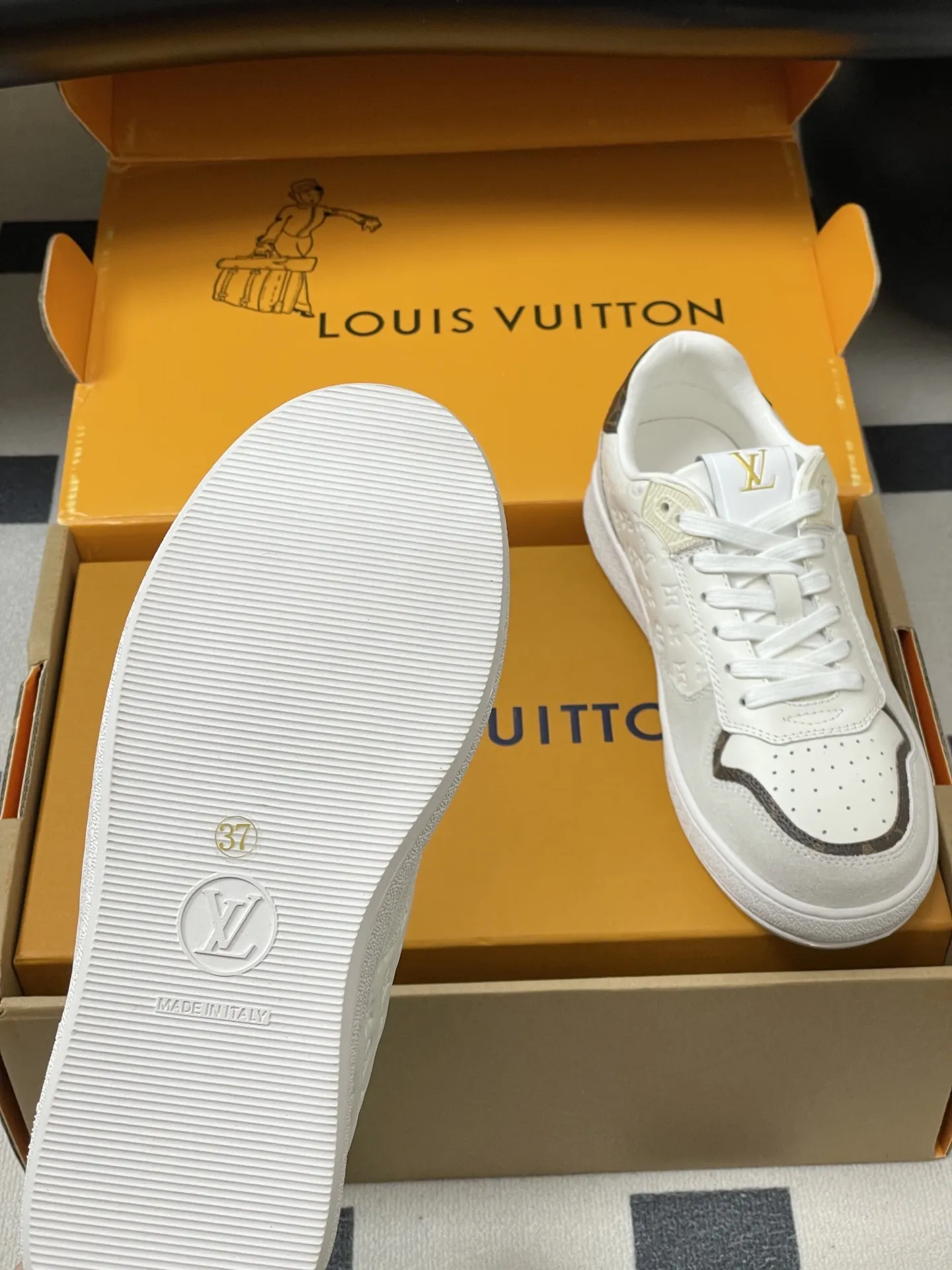 p310-(配高档飞机盒✈️) 2026春夏新款 LOUIS VUITTON 路易威登 LV STADIUM 运动鞋 系带休闲鞋老花板鞋 LVStadium运动鞋为柔软牛皮革局部压印 Monogram图案,再现复古设计风潮。Monogram 帆布饰边和鞋头镂孔汇聚工致细节,鞋舌饰以LV字母标签,外底抒写路易威登标识。 鞋面:牛反绒 内里垫脚:羊皮 鞋底:开模橡胶大底 码数:35-39(40.41定做不退换)