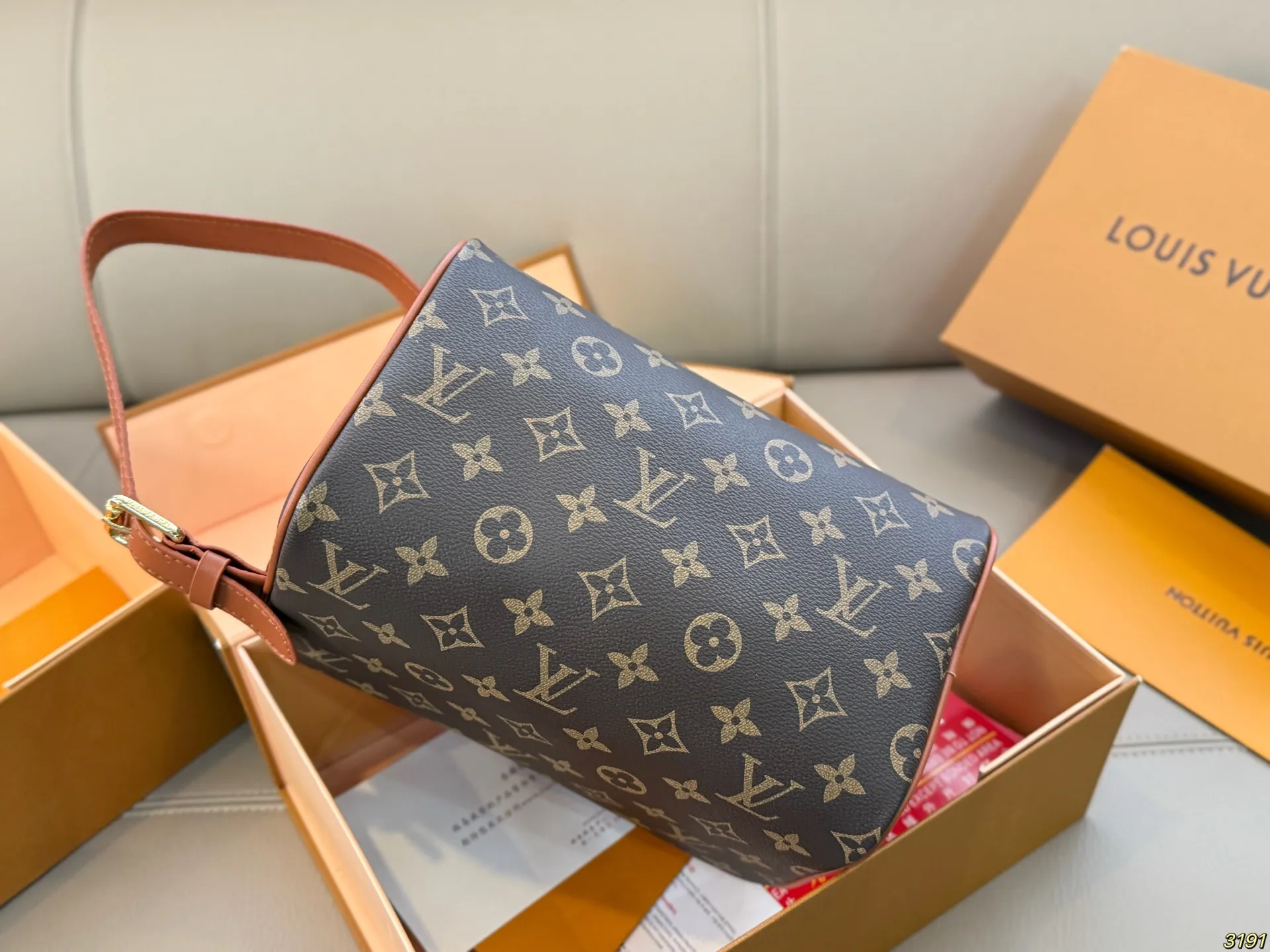 &yen;105折叠盒 限量LV/路易威登 男包洗漱包手提包 超实用化妆包 各大牌明星酷爱的一款 尺寸 22 13