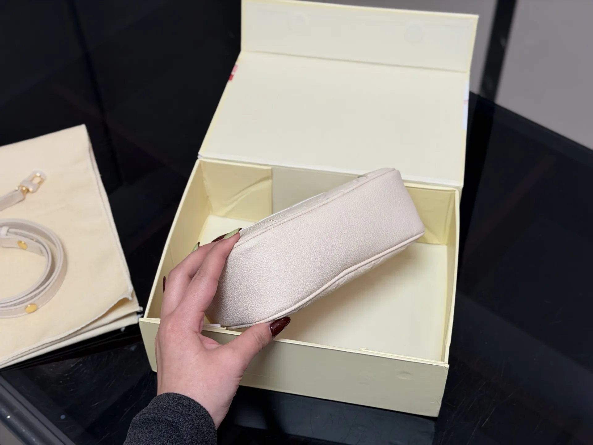 ¥175 配折叠盒 尺寸:19*16cm Lv 25fw相机包 最最最新上线哦! 耐看!实用且能装! 老花经典款! 绝对的高级货! 搜索🔍Lv 相机包