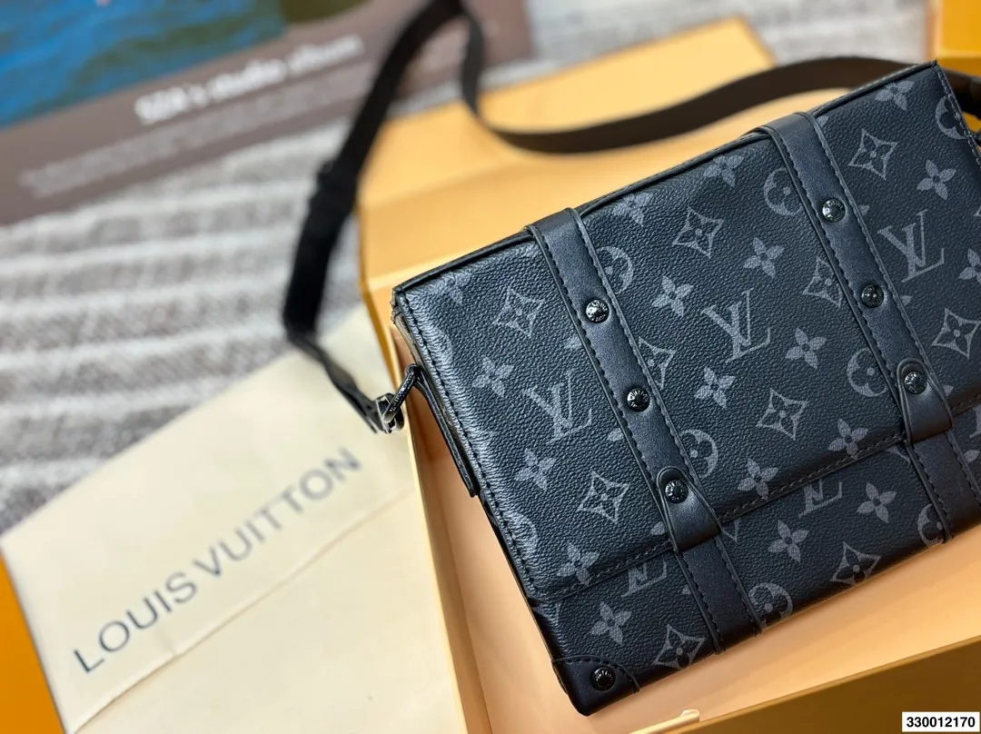 P130 折叠盒子 中古LV 新款男士邮差包,很酷的LV男包来喽看起来十分时尚且年轻。斜挎也不显大当收纳空间真心不错,拿取东西时十分方便当肩带可以自由调节长度,任何身高都没问题 尺寸:25.19