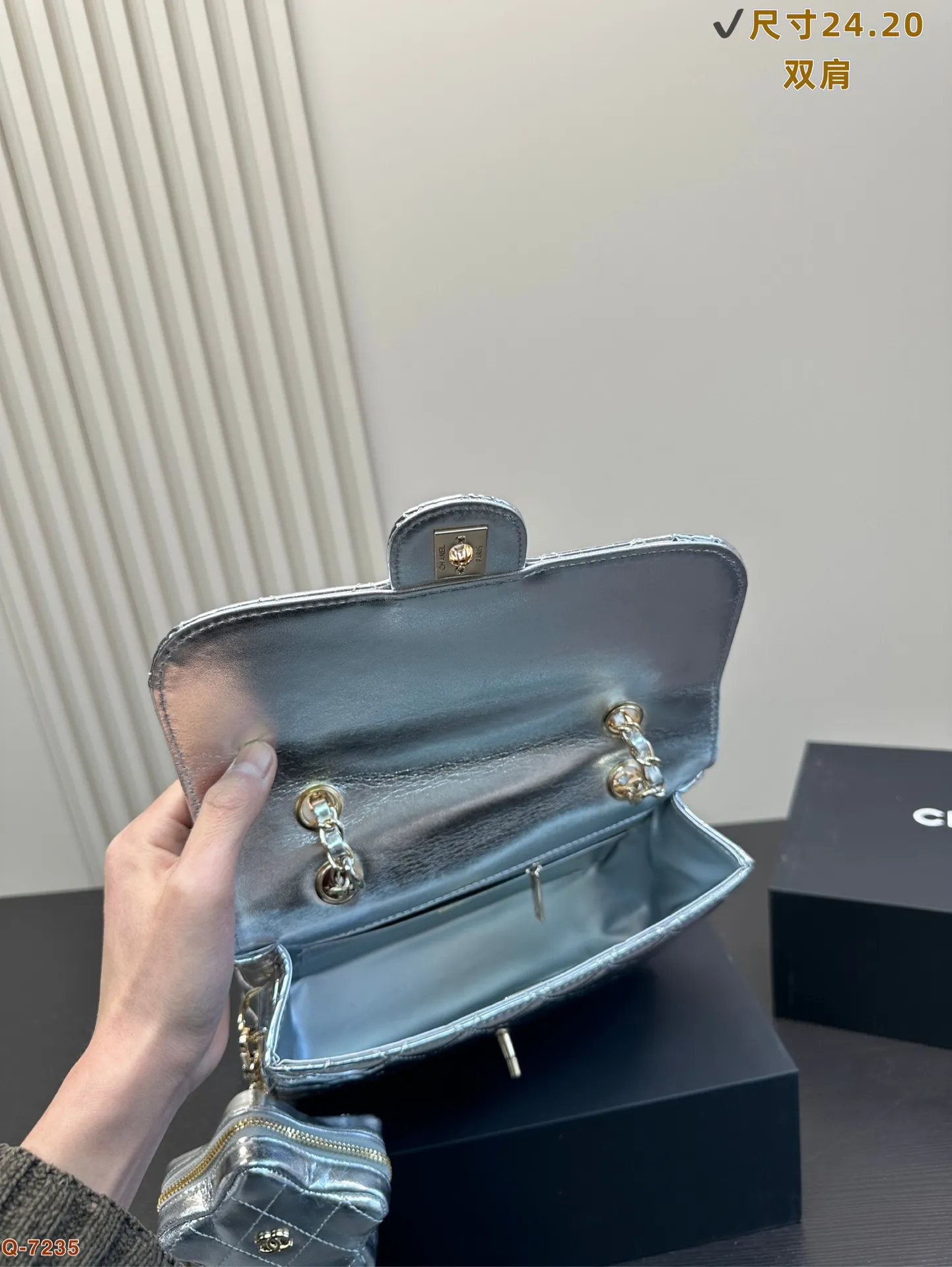 香奈儿CHANEL 双子星双肩包 实物太有趣了 满满的复古可爱感 颜色真有心情大好的活力魅力 配合着新年氛围 更要开开心心迎接岁末呀尺寸