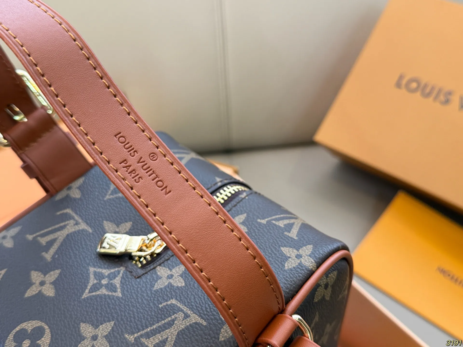 &yen;105折叠盒 限量LV/路易威登 男包洗漱包手提包 超实用化妆包 各大牌明星酷爱的一款 尺寸 22 13