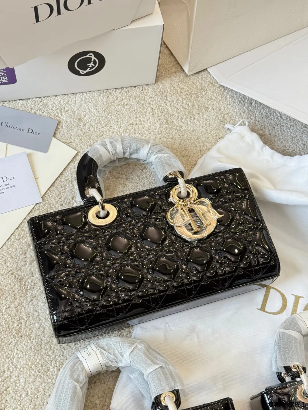 复刻版 漆皮 p205/p200/p195 Dior D-Joy 漆皮横版戴妃包 Dior D-Joy漆皮横版戴妃包，黑色漆皮+藤格纹绗缝，浅金色D.1.0.R吊饰超有辨识度。横版设计，26x13.5x5cm约26x13.5x5cm，配可拆卸链条肩带和皮革肩带，手提、肩背、斜挎都OK！漆皮耐磨易清洁，日常通勤或正式场合都能轻松驾驭，优雅又实用，是Dior经典系列的时髦代表 26x13.5x5cm 26cm 23cm 17cm