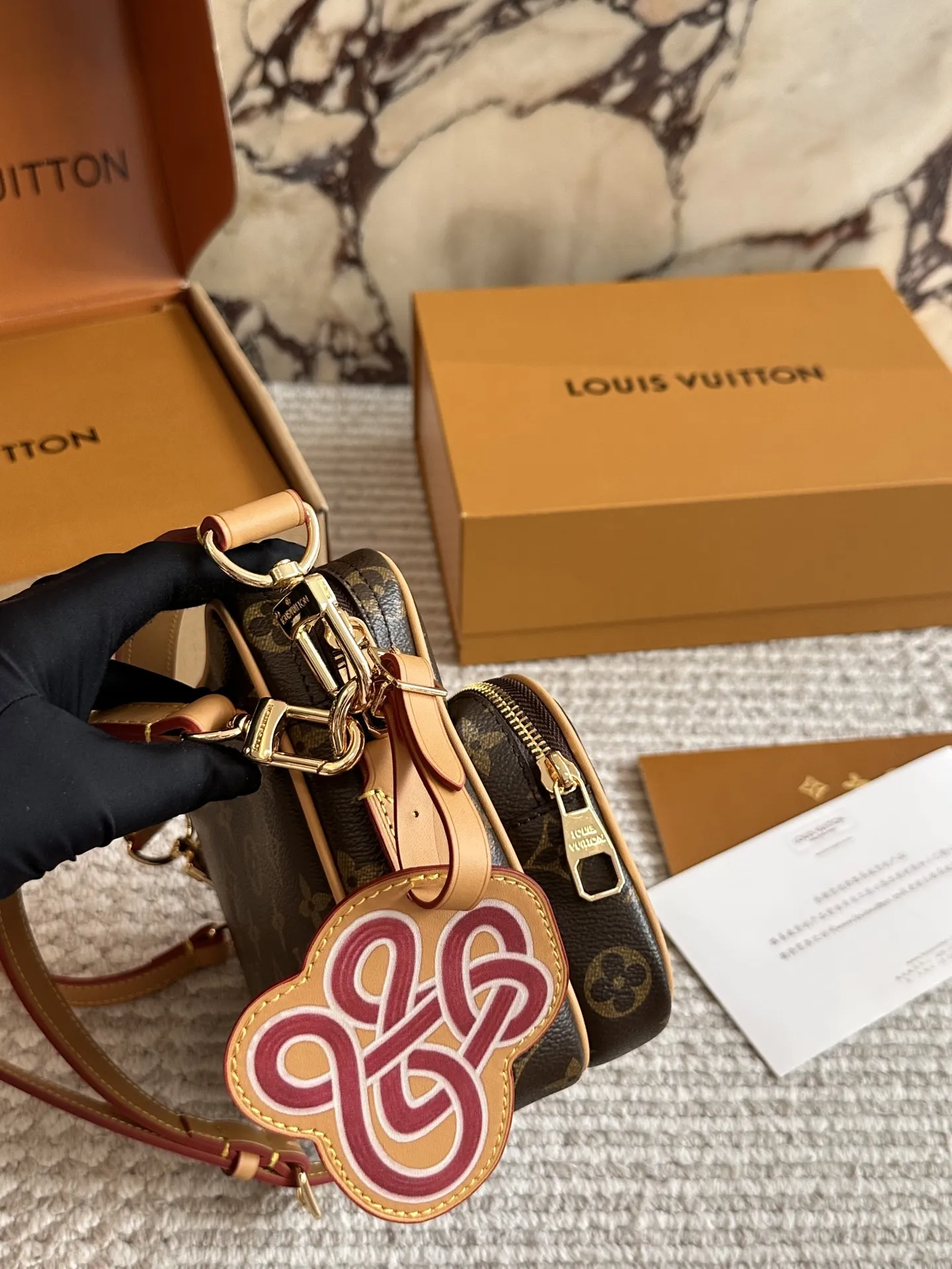 💰180 配盒🎁🎁🎁 size:25cm L家 相机包📷 百搭黑色入手了个男包 性价比真的很高 送男朋友的小姐姐们可以安排了 搜索🔍 lv