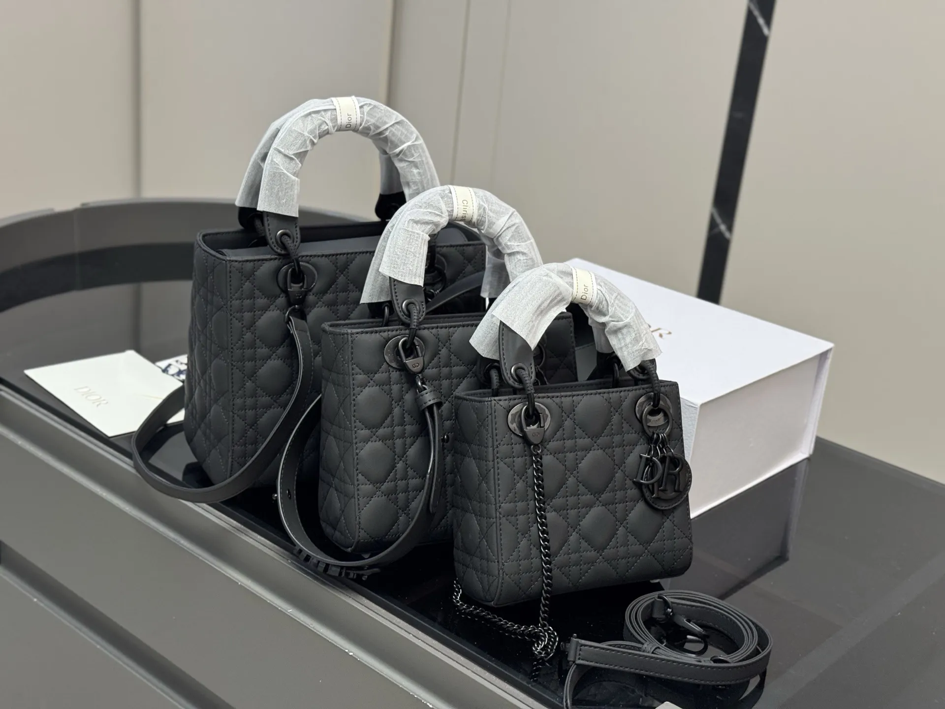 &yen;200 &yen;190 &yen;185 配折叠盒 尺寸：24*20cm 20*18cm 17*13cm 高品版.升级出货 ✅ 迪奥 戴妃磨砂 每个颜色真的太好看啦 春节是不是都需要它！