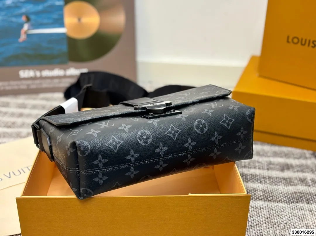 P145配折叠盒⚠️尺寸28.18 LV S Cape黑武士邮差包 日常通勤实用款,磁吸开合 高级又炫酷,就是硬帅 而且黑色很百搭,日常怎么搭配都不会出错 容量很nice,自重也很轻便 肩带也可以调节的哦!