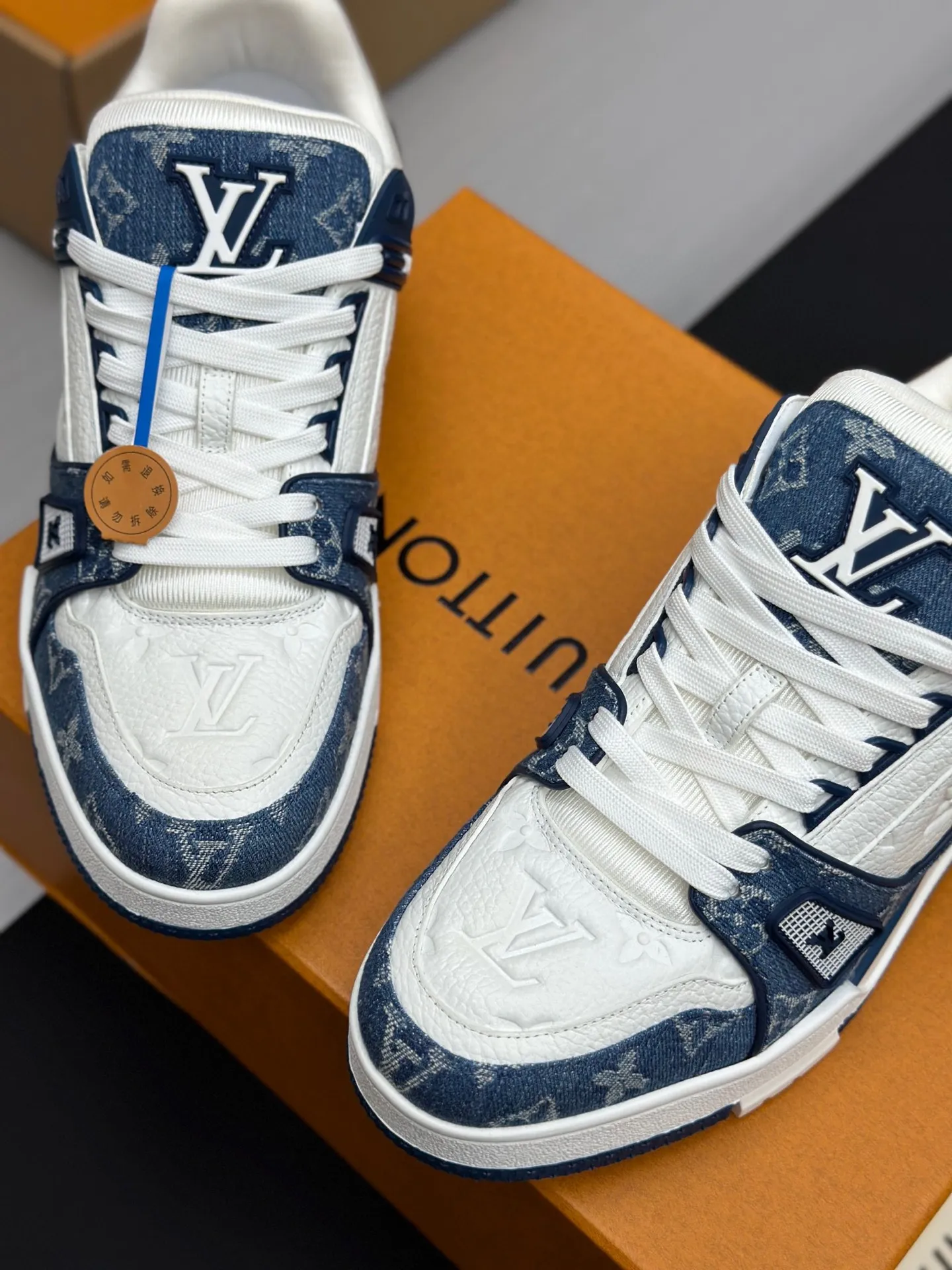 p280 💰路易威登全新配色LV Trainer 款号1A8FN8，新款发布会预定，荔枝纹皮拼蓝水洗牛仔布料，重新演绎经典 LV Trainer 。Monogram 牛仔布鞋面搭配小牛皮革饰边，展现高雅艺术和前卫潮流的相遇，在业界具有独树一帜的影响力。 🆚独家定制牛皮 🆚所有切边口都按照原版的步骤加工涂边 🆚独家私模Vuitton 标识，鞋带排 🆚定制丝滑网里 🆚TPU组合成底耐磨防滑防黄 ✅原版开模大底也深藏着Monogram 花卉 流程：全针车拉线。鞋头，后套，冷热加工定型。全套拉帮套楦。 35-40女 39-44（45.46）