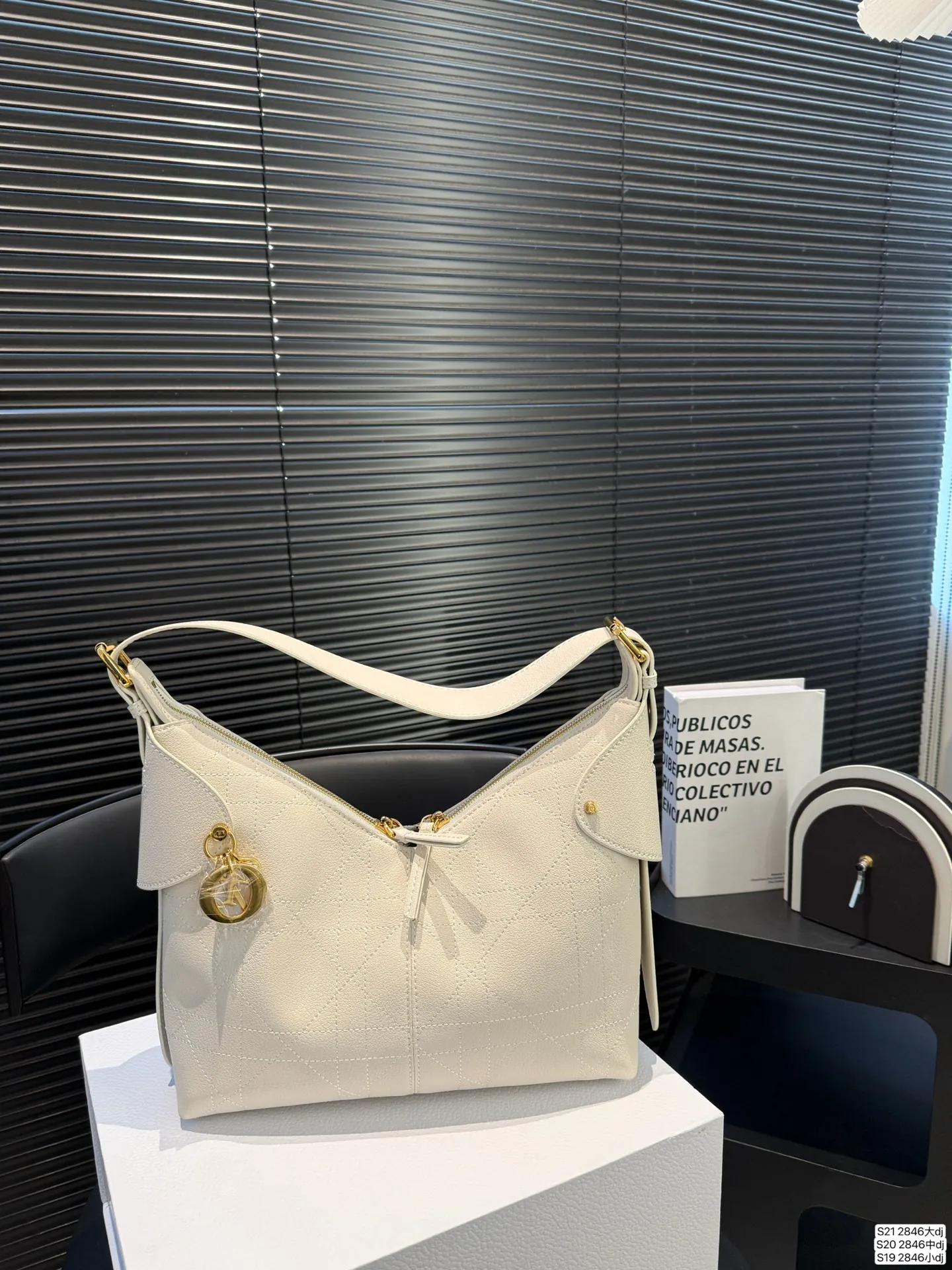 大号P155 中号P150 小号P145 迪奥Dior Voyage也太上镜了叭～ 慵懒的Hobo包型低调又高级！ V字包口设计，即使去比较冷的地方穿着厚外套，背着也不会卡美美摆造型，出片不用愁，巨能装！手机相机口红全塞下，旅行逛街轻便又能打～ 🔍迪奥新品，尺寸大号36 23 中28 18 小号21 26 货号2846