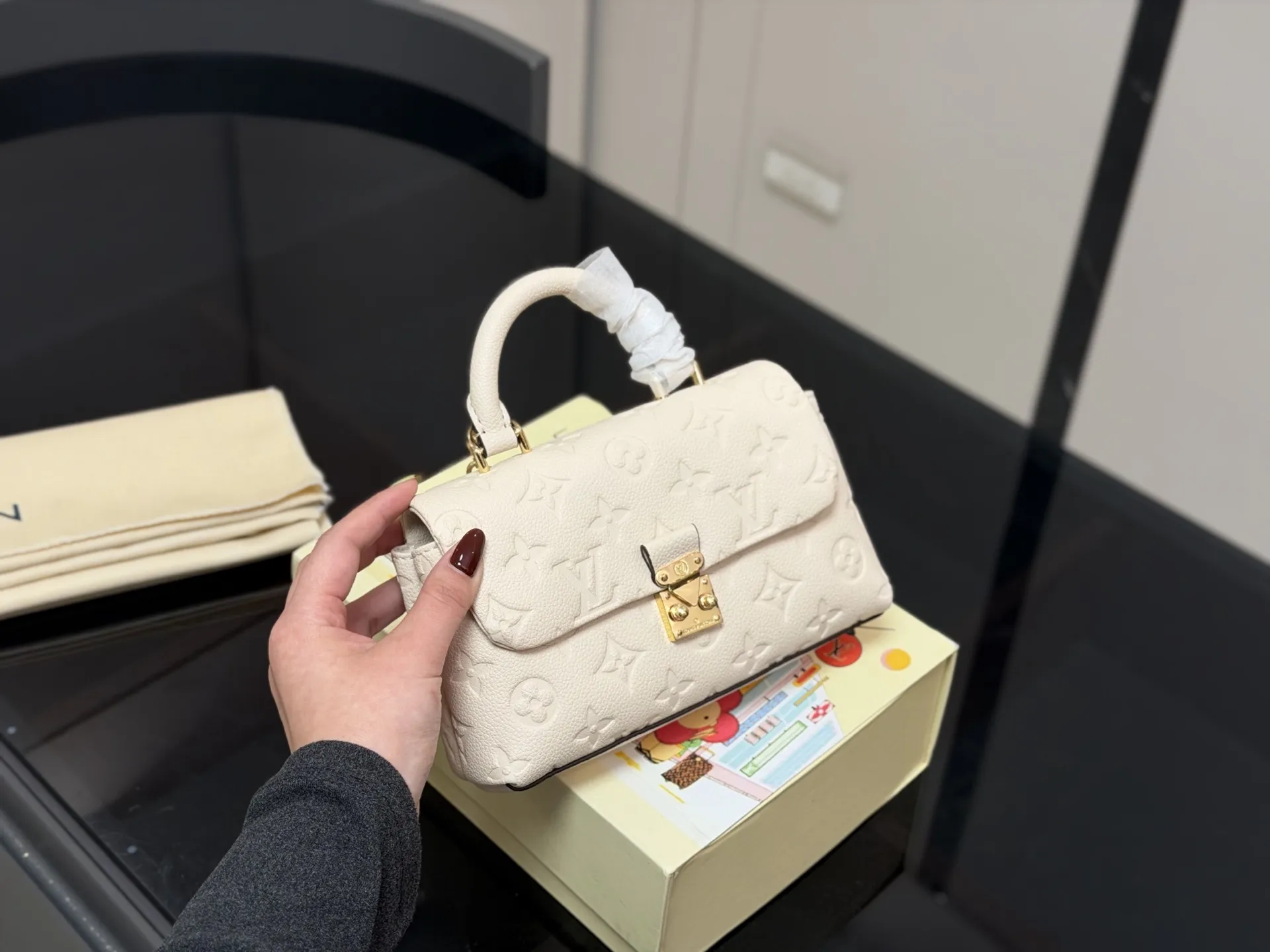 ¥145 迷你 配盒 size:21*11cmcm Lv nano madeleine 迷你玛德琳回归 公主包 配置两截链条!随意diy哦! 全粒纹Taurillon牛皮裁制