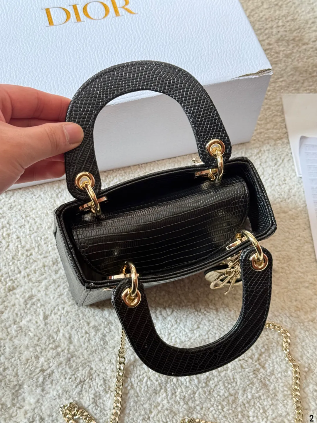 p165 Dior lady迪奥 手袋 戴妃 戴妃真的是梦中情包 周扬青同款 磨砂的质感无敌显高级 优雅简约之余更显低调内敛~ 包型挺括 不会塌不会凹陷道 容量适中 装日常用品 妥妥的 不是小费包 百搭多变斜挎 单肩手拎都可 尺寸17cm