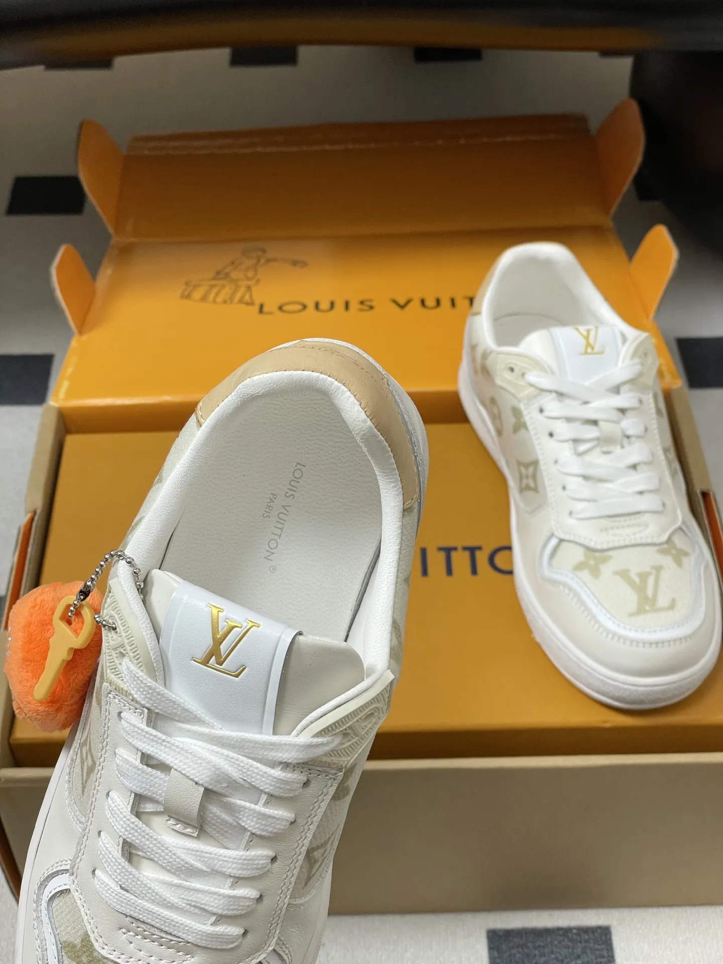 p310-(配高档飞机盒✈️) 2026春夏新款 LOUIS VUITTON 路易威登 LV STADIUM 运动鞋 系带休闲鞋老花板鞋 LVStadium运动鞋为柔软牛皮革局部压印 Monogram图案,再现复古设计风潮。Monogram 帆布饰边和鞋头镂孔汇聚工致细节,鞋舌饰以LV字母标签,外底抒写路易威登标识。 鞋面:牛反绒 内里垫脚:羊皮 鞋底:开模橡胶大底 码数:35-39(40.41定做不退换)