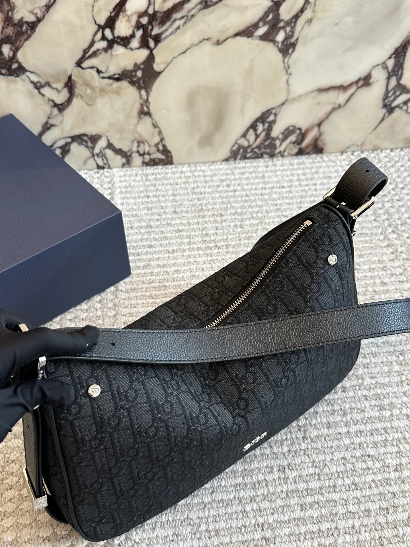 p175 Dior D-Dream Oblique手袋​​ 💙Dior D-Dream Oblique手袋，经典蓝色Oblique印花+光滑牛皮革，简约复古又超有辨识度✨。中号尺寸，肩带可调节，手提、单肩、斜挎都OK，通勤日常都能轻松驾驭。内部空间合理，手机、化妆品都能装下，轻便易打理，时尚实用两不误！D-Dream系列是Dior近年超火的热门款，时髦精们必入！👜35cm配盒子