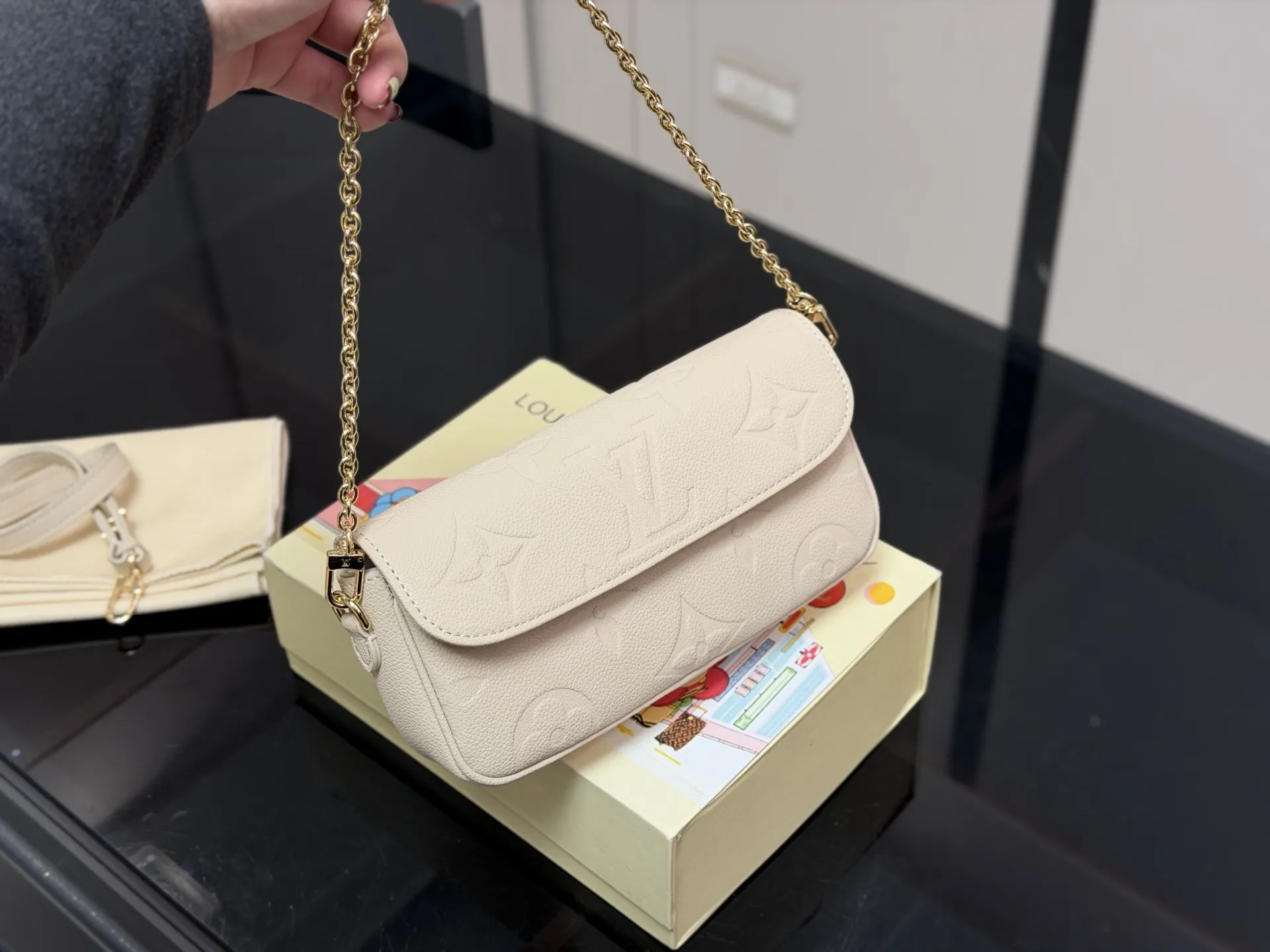 &yen;165 配折叠盒 size：22*12cm Lv 新晋爆款ivy woc 出道即巅峰 双链条设计的麻将包 可斜挎可单肩可手提 内置卡槽 可爱好用！