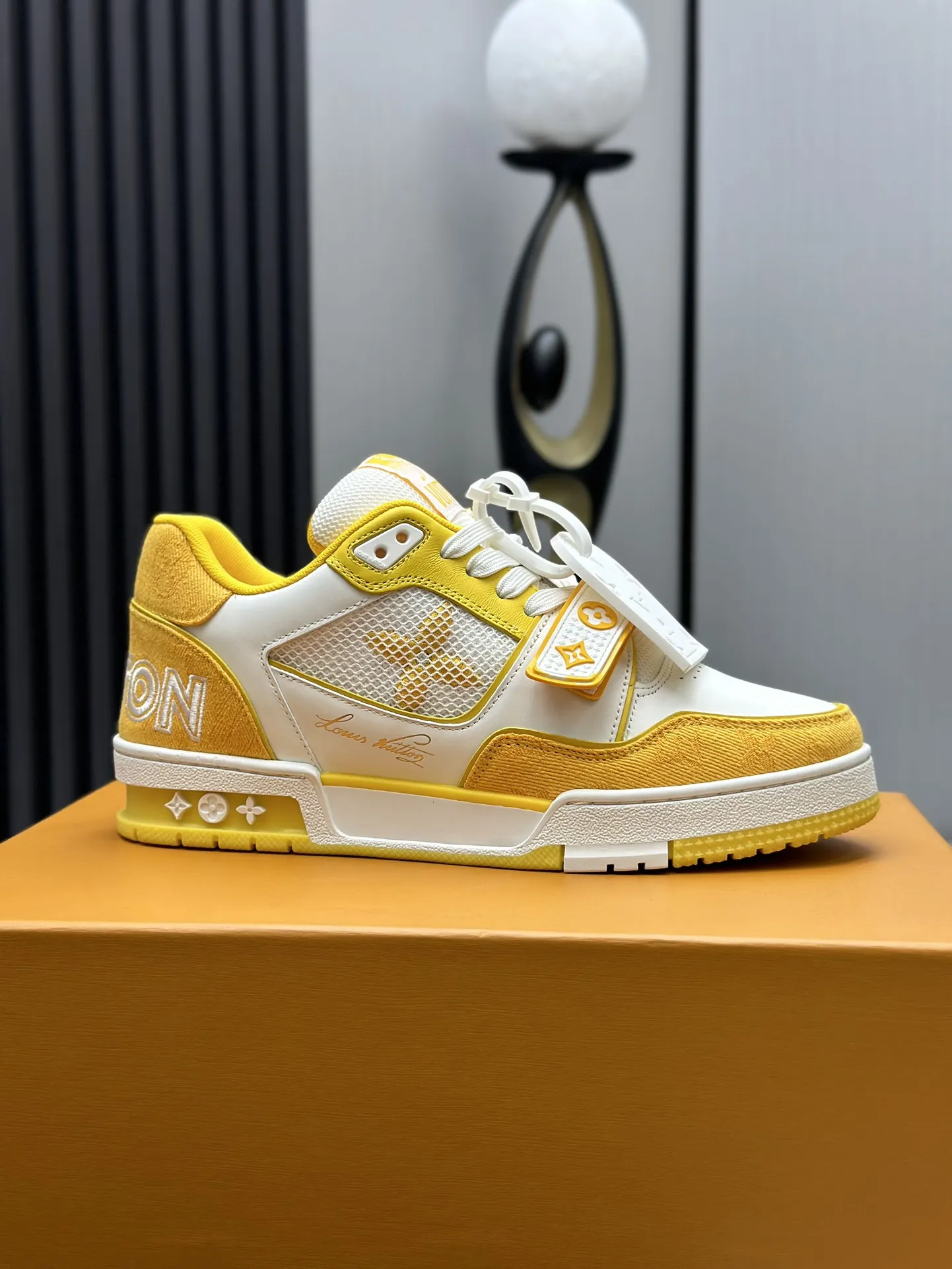 工厂直销¥300💰顶级版本 LV-路易威登-经典走秀新款 空胶工艺·原版1:1开发复刻!!上脚非常舒适 奢侈用料,做工精细,中底印有欧洲制造英文字母 鞋面由意大利进口小牛皮拼接,侧边饰有品牌LOGO标志及签名,最新乳胶垫脚➕网布内里,脚感超舒适。原厂特供原版双色TPU组合大底。套包工艺 固特异缝合锁边 面料:独家定制头层牛皮 配件:独家私模Vuitton 标识, 内里:定制丝滑网里-头层丝绸牛皮内里 大底:TPU组合大底耐磨防滑防黄 垫脚:新款乳胶垫-网纱吸汗 专柜工艺:全电脑针车拉线 鞋头 后套 冷热定型 全套拉帮套楦中低logo花纹 专柜包装 -鞋带 证书 卡片 说明书 合格证 防尘袋 全网最齐包装 女款35-40男款38-46(38/46订做不退换!