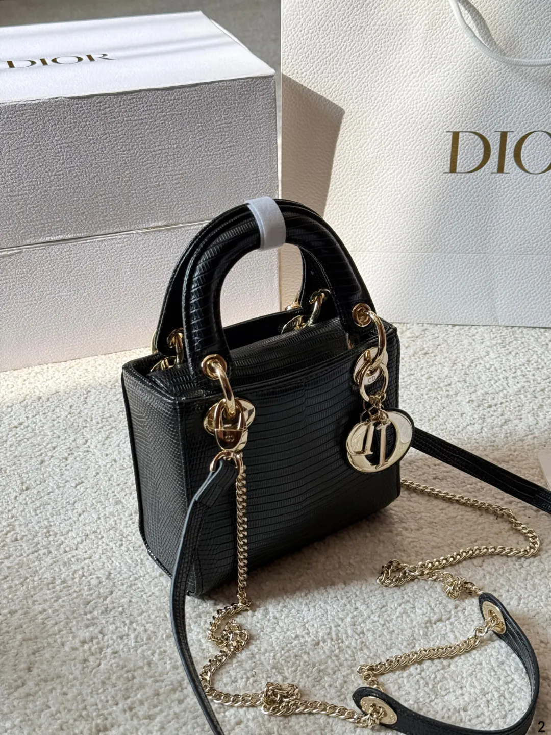 p165 Dior lady迪奥 手袋 戴妃 戴妃真的是梦中情包 周扬青同款 磨砂的质感无敌显高级 优雅简约之余更显低调内敛~ 包型挺括 不会塌不会凹陷道 容量适中 装日常用品 妥妥的 不是小费包 百搭多变斜挎 单肩手拎都可 尺寸17cm