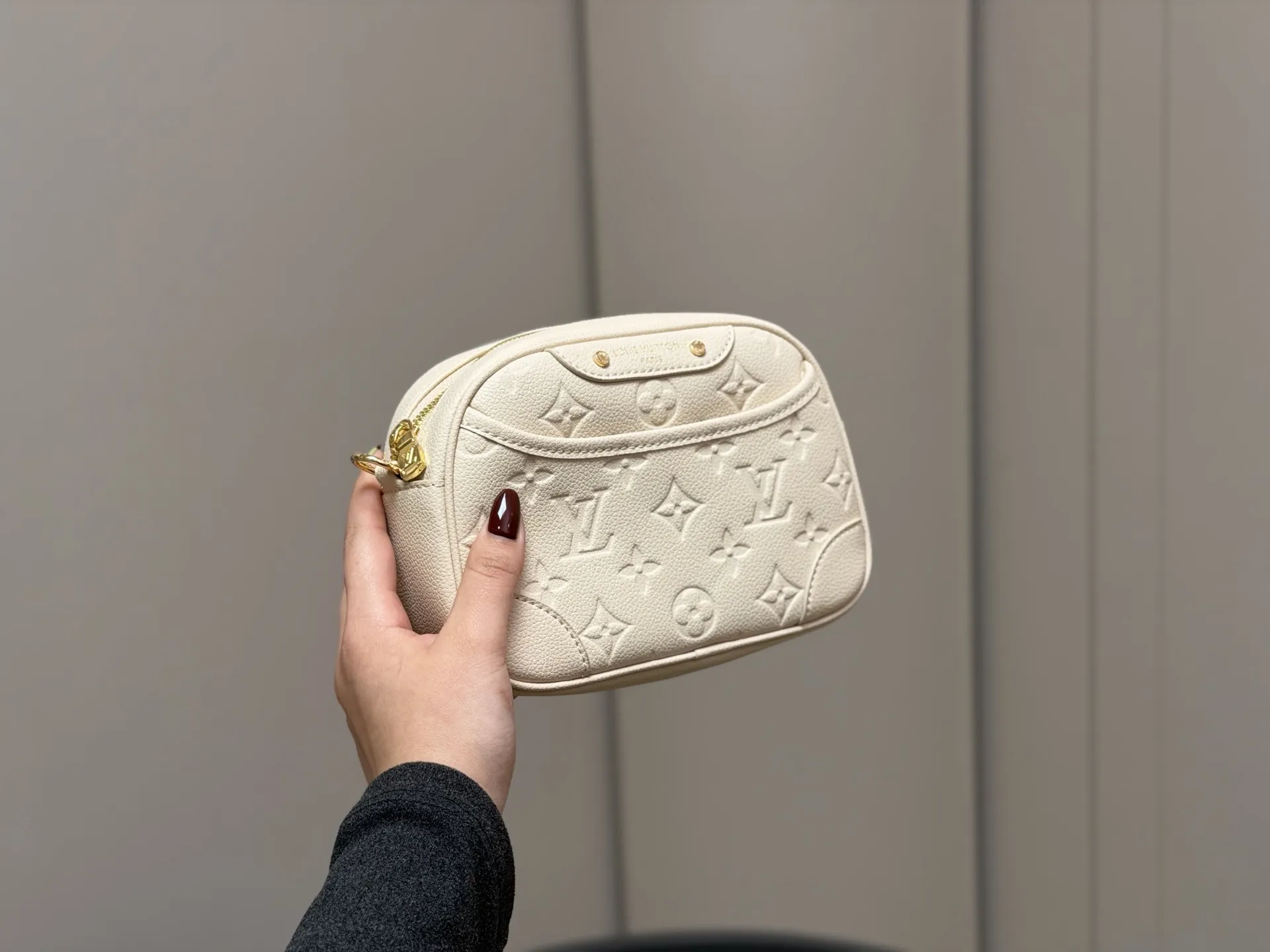 &yen;175 配折叠盒 尺寸：19*16cm Lv 25fw相机包 最最最新上线哦！ 耐看！实用且能装！ 老花经典款！ 绝对的高级货！ 搜索🔍Lv 相机包