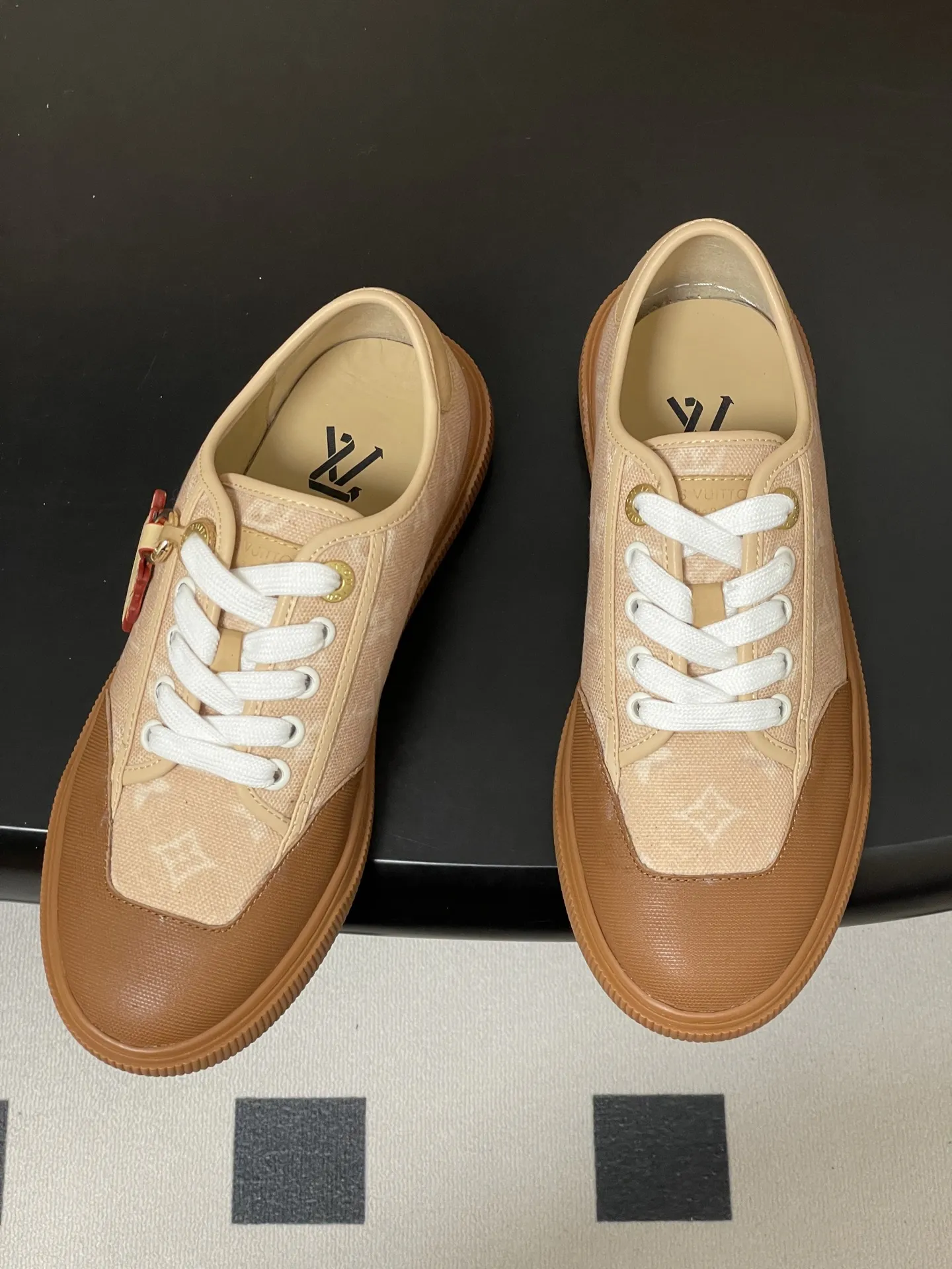 p290-（配高档飞机盒✈️） 2026春夏新款 LOUIS VUITTON 路易威登 Lv Lagoon运动鞋系列LV&Grace联名款猫猫鞋丹宁布刺绣系带休闲运动鞋Catogram板鞋 这款Lagoon 运动鞋取材 Monogram 丹宁布，为经典设计注入复古气息。皮革饰边跃现路易威登标识，铭纹孔眼、镶边和鞋带彰显考究细节，点缀 Monogram 花卉的橡胶外底完善整体。 鞋面：定制丹宁布刺绣 内里垫脚：羊皮 鞋底：开模橡胶大底 码数：35-39（40.41定做不退换）