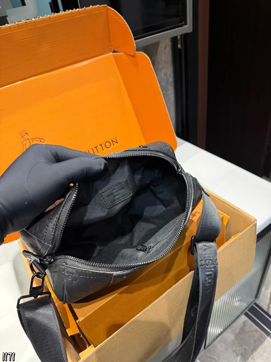 ❤️P130❤️ LV男包老花黑武士系列合集商务精英的身份象 LV男包老花黑武士系列合集商务精英的身份象征|LV男包老花黑武士系列在时尚与实用兼具的男士皮具领域,LV老花黑武士系列男包凭借卓越设计和精湛工艺脱颖而出,成为众多商务人士的心头好。尺寸25 15cm