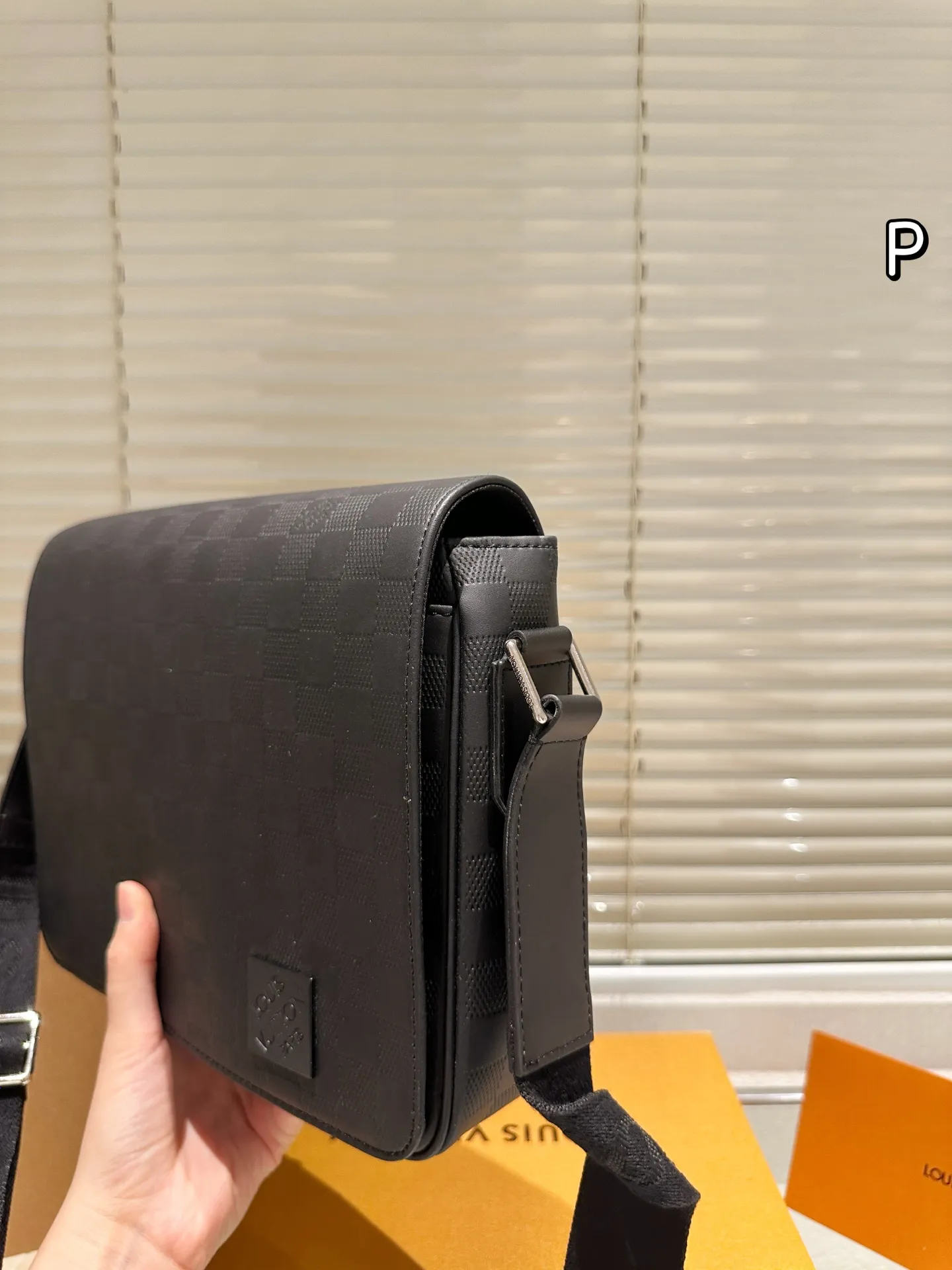 P165 礼盒🎁 男包分享lv 单肩包 目路易威登LouisVuitton比起非常火。的双扣邮差包这一款lv男士单肩包可以说非常低调了國 尺寸: District PM 老花的，这款呢低调稳重，日常休闲也搭得来也可斜 25.21cm