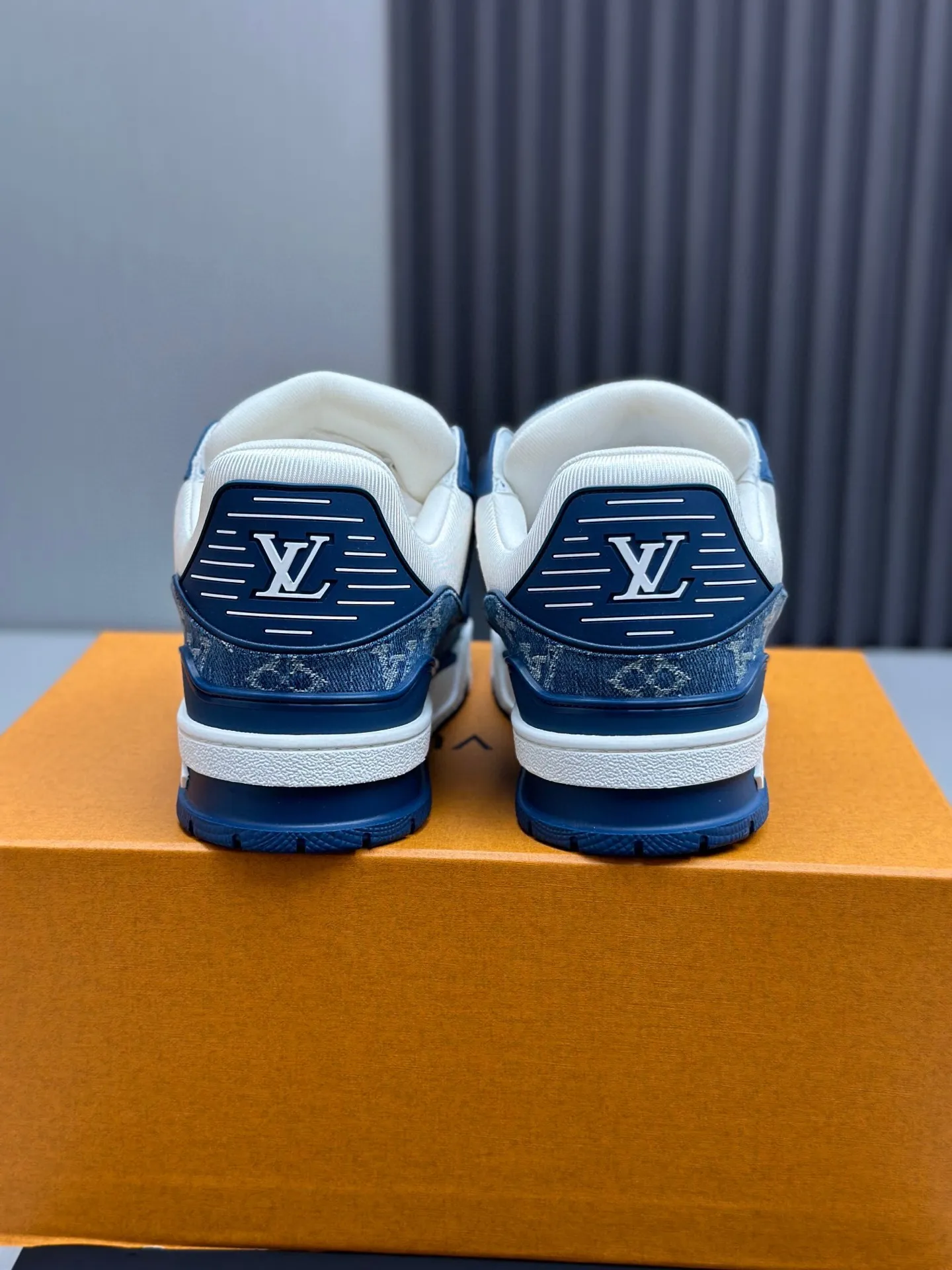 p280 💰路易威登全新配色LV Trainer 款号1A8FN8，新款发布会预定，荔枝纹皮拼蓝水洗牛仔布料，重新演绎经典 LV Trainer 。Monogram 牛仔布鞋面搭配小牛皮革饰边，展现高雅艺术和前卫潮流的相遇，在业界具有独树一帜的影响力。 🆚独家定制牛皮 🆚所有切边口都按照原版的步骤加工涂边 🆚独家私模Vuitton 标识，鞋带排 🆚定制丝滑网里 🆚TPU组合成底耐磨防滑防黄 ✅原版开模大底也深藏着Monogram 花卉 流程：全针车拉线。鞋头，后套，冷热加工定型。全套拉帮套楦。 35-40女 39-44（45.46）