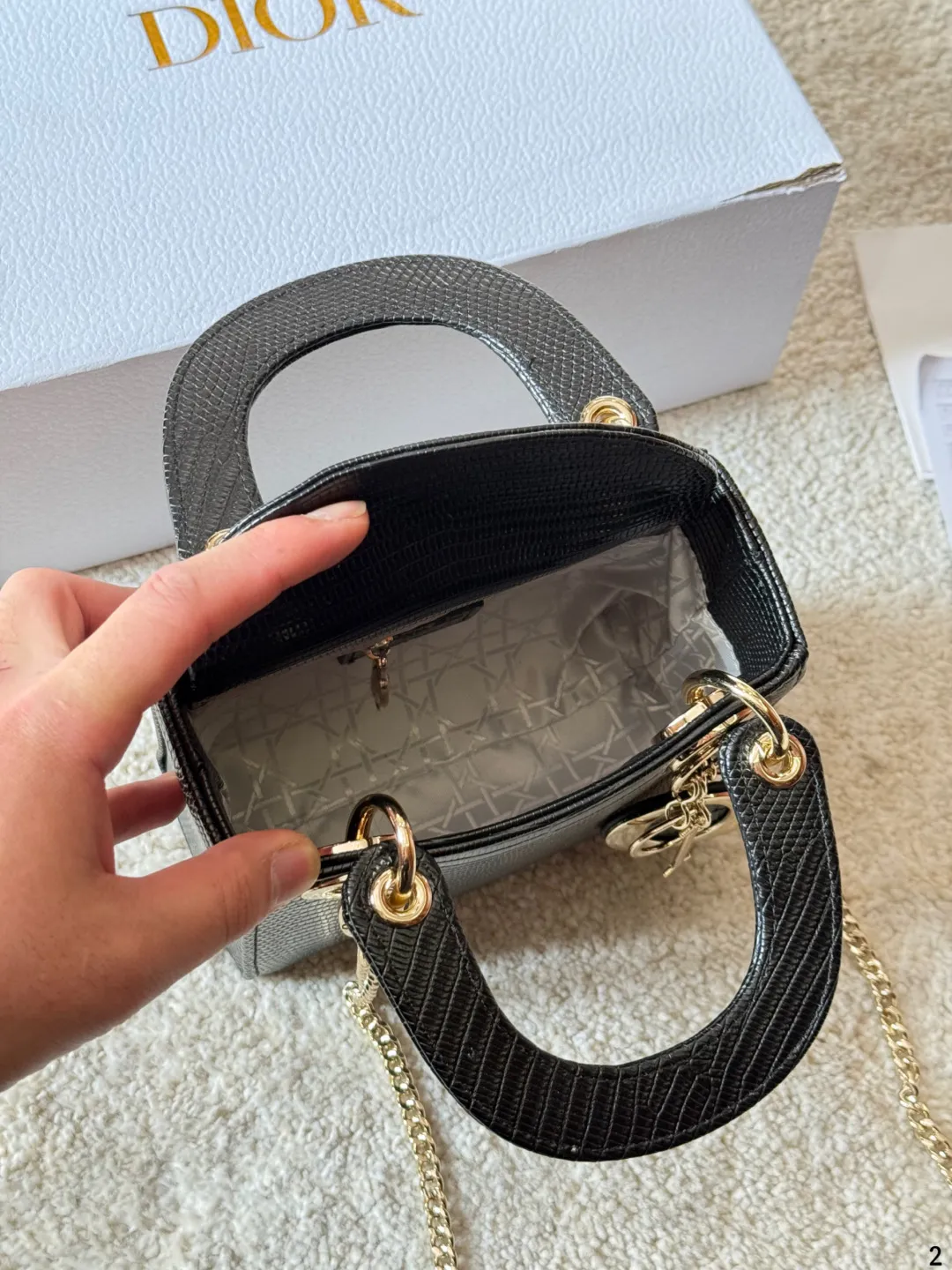 p165 Dior lady迪奥 手袋 戴妃 戴妃真的是梦中情包 周扬青同款 磨砂的质感无敌显高级 优雅简约之余更显低调内敛~ 包型挺括 不会塌不会凹陷道 容量适中 装日常用品 妥妥的 不是小费包 百搭多变斜挎 单肩手拎都可 尺寸17cm