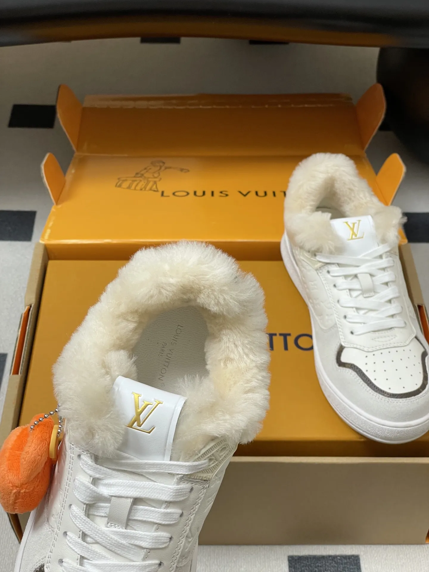 p310-(配高档飞机盒✈️) 2026春夏新款 LOUIS VUITTON 路易威登 LV STADIUM 运动鞋 系带羊毛里休闲鞋老花板鞋 本款LVStadium运动鞋以 Monogram图案羊毛鞋面及舒适羊毛皮内衬塑造冬日构型。同色牛皮革再添雅致一笔。背面经典皮革饰边压印 路易威登标识,与柔软橡胶外底共筑潮流风范。 鞋面:牛反绒 内里垫脚:羊毛 鞋底:开模橡胶大底 码数:35-39(40.41定做不退换)