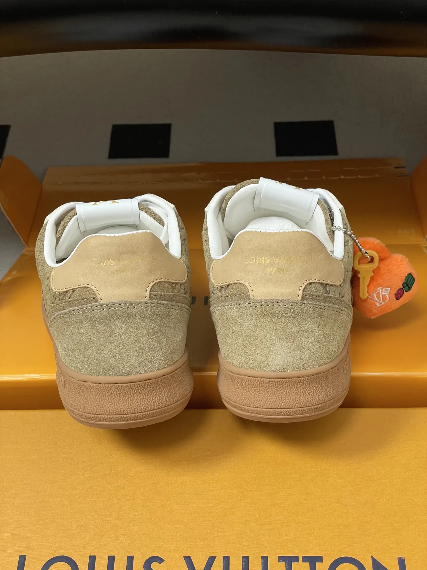 p310-(配高档飞机盒✈️) 2026春夏新款 LOUIS VUITTON 路易威登 LV STADIUM 运动鞋 系带休闲鞋老花板鞋 本款LVStadium运动鞋取材绒面牛皮革,以局部压印的Mini Monogram图案烘托复古风尚。后部皮革饰边烫印品牌标识,与路易威登皮具系列遥相呼应,橡胶外底成就轻盈穿着体验。 鞋面:牛反绒 内里垫脚:羊皮 鞋底:开模橡胶大底 码数:35-39(40.41定做不退换)
