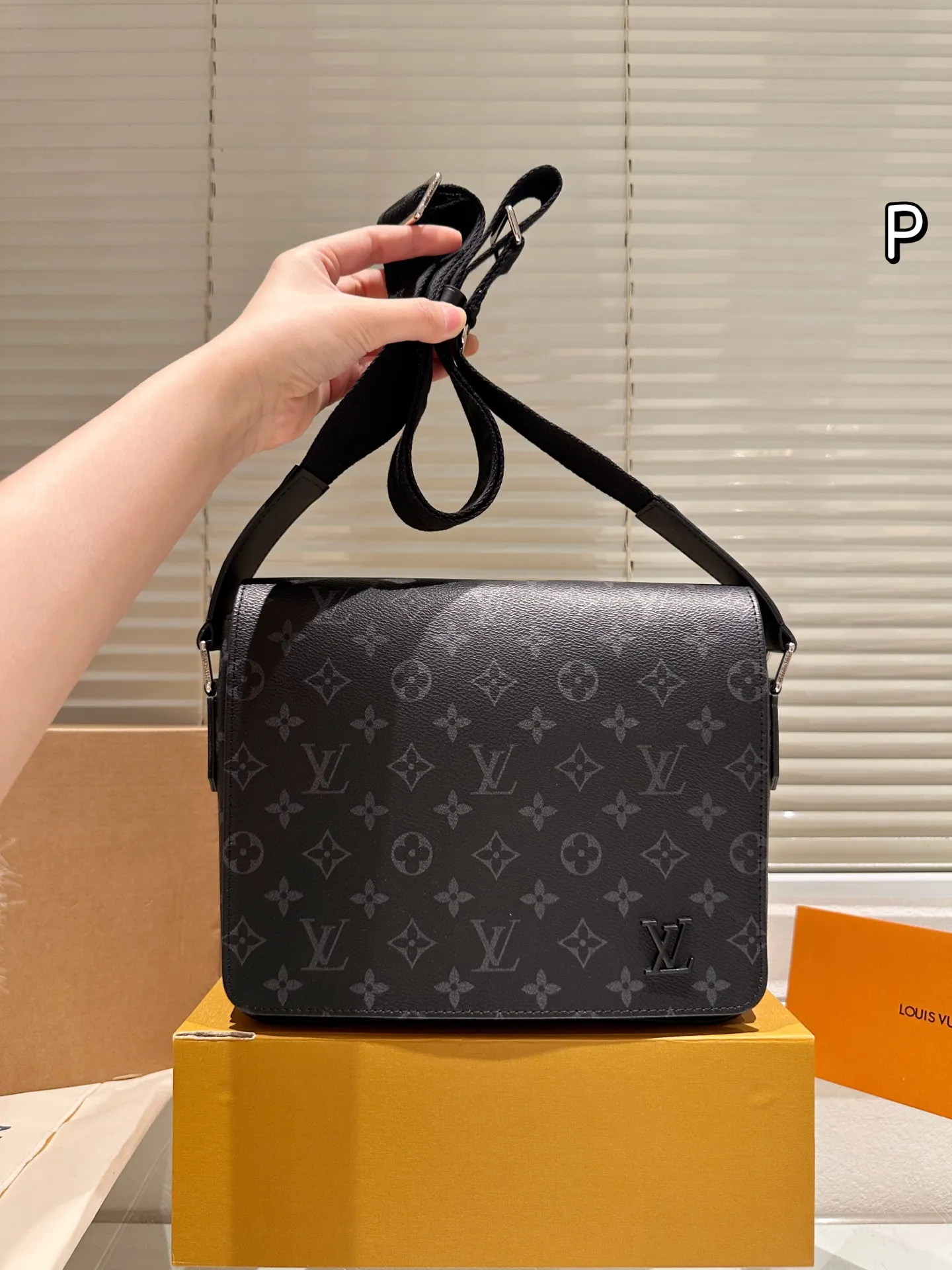 P165 礼盒🎁 男包分享lv 单肩包 目路易威登LouisVuitton比起非常火。的双扣邮差包这一款lv男士单肩包可以说非常低调了國 尺寸: District PM 老花的,这款呢低调稳重,日常休闲也搭得来也可斜 25.21cm