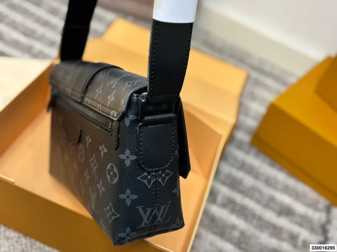 P145配折叠盒⚠️尺寸28.18 LV S Cape黑武士邮差包 日常通勤实用款,磁吸开合 高级又炫酷,就是硬帅 而且黑色很百搭,日常怎么搭配都不会出错 容量很nice,自重也很轻便 肩带也可以调节的哦!