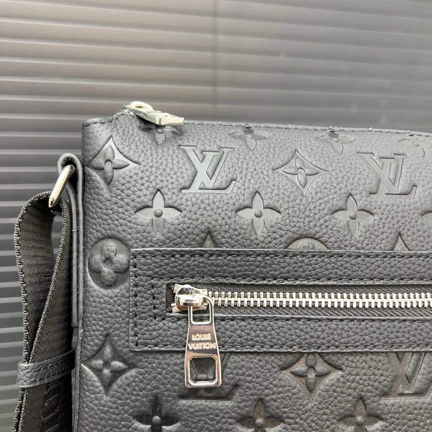 P165 Louisvuitton 路易威登 牛皮单肩包 男包 斜挎包 采用精湛镶嵌细工,经典百搭 实物拍摄 原厂原版面料 高端品质 配送防尘袋 23 x 25cm。
