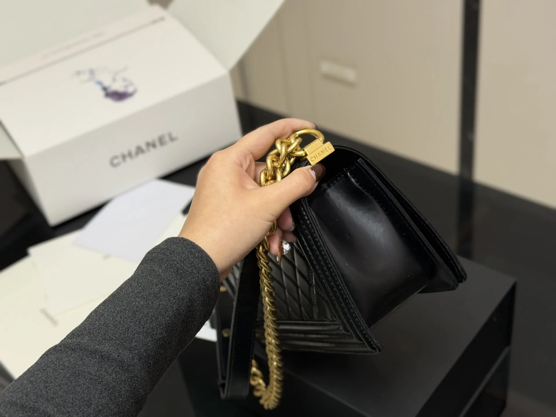 ¥180 ¥175 配折叠盒飞机盒 size:25cm 20cm 香奈儿 Leboy 辣妈包 ⚠️高版本 重新出货 很饱满的皮质哦! 羊皮纹 高品质!