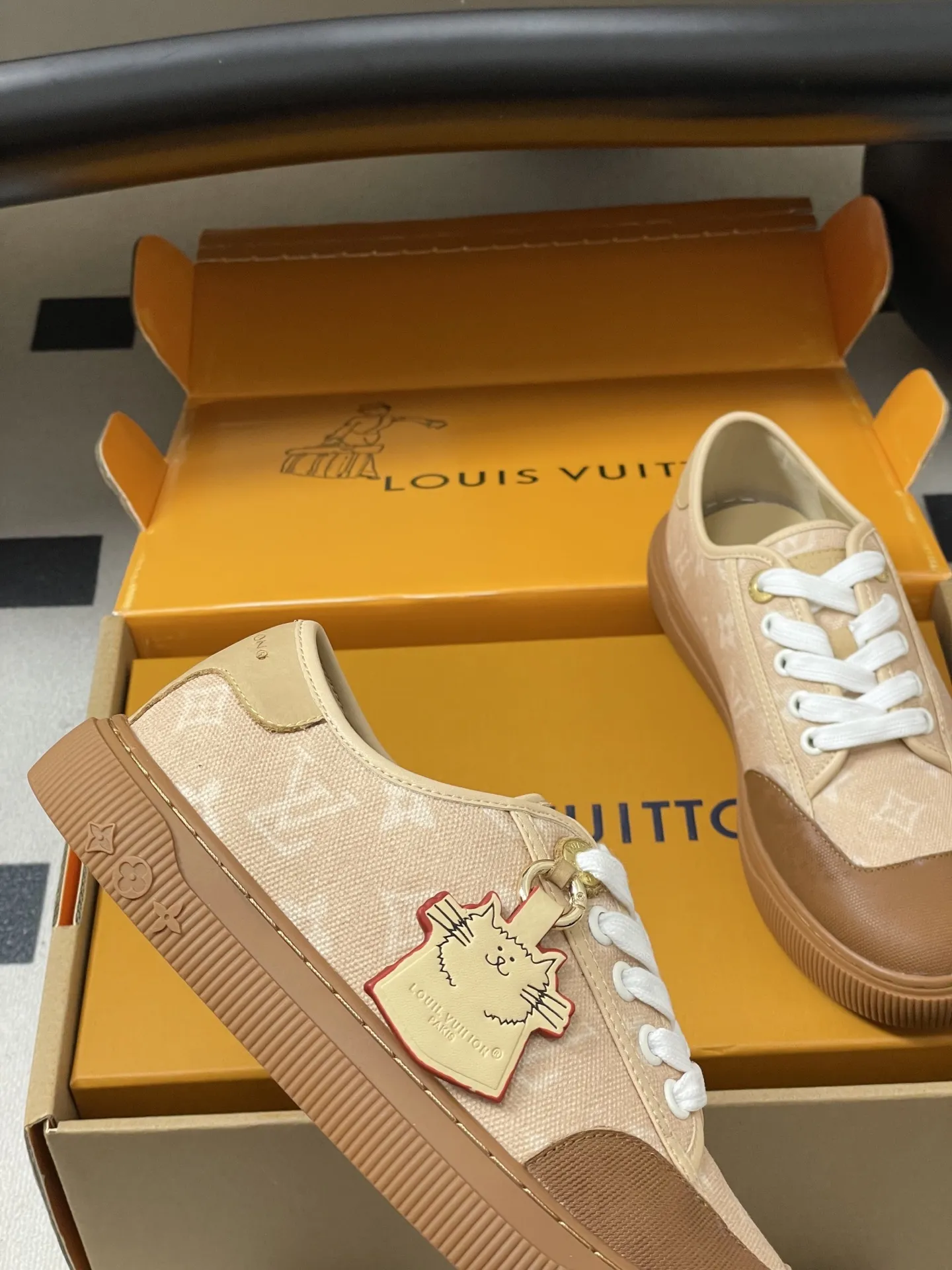 p290-(配高档飞机盒✈️) 2026春夏新款 LOUIS VUITTON 路易威登 Lv Lagoon运动鞋系列LV&Grace联名款猫猫鞋丹宁布刺绣系带休闲运动鞋Catogram板鞋 这款Lagoon 运动鞋取材 Monogram 丹宁布,为经典设计注入复古气息。皮革饰边跃现路易威登标识,铭纹孔眼、镶边和鞋带彰显考究细节,点缀 Monogram 花卉的橡胶外底完善整体。 鞋面:定制丹宁布刺绣 内里垫脚:羊皮 鞋底:开模橡胶大底 码数:35-39(40.41定做不退换)