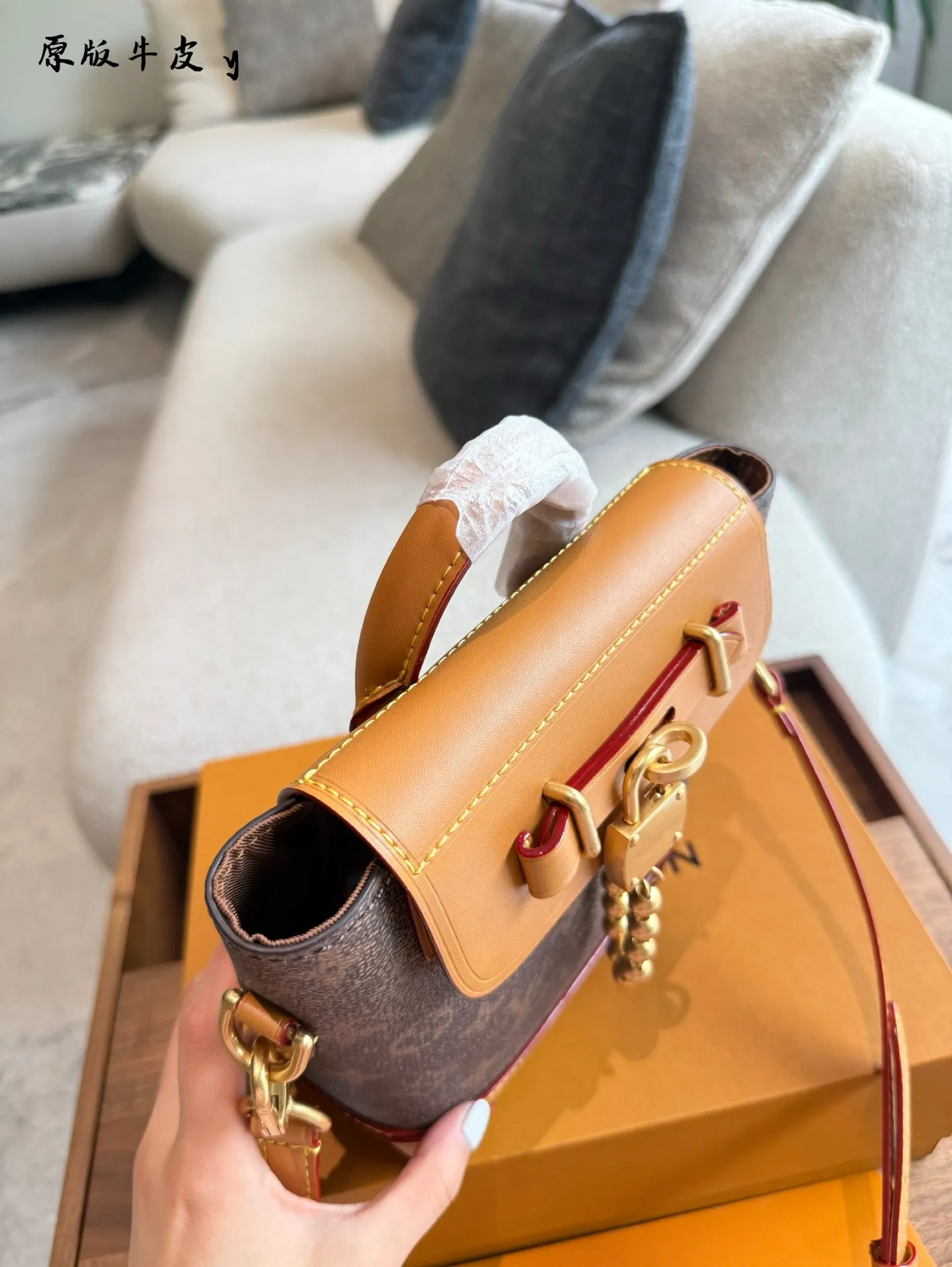 p215 Lv新款男包这两个色都好好看 Pharrell Williams采用LV Colorado粒面牛皮革打造 Steamer 15手袋,以紧凑构型实现便捷随行。正面锁扣镂 刻Louis YuittonMarque Deposee标识,与珠链设计相得益彰。系上可调节皮革肩带,肩背斜挎随心切换。本款 Steamer 15手袋令钱夹尺寸呈现Steamer手袋的潮流构型,再以顶部手柄、加固包角和底座延续传统元素,展现 Pharrell Williams的灵动巧思。非功能性挂锁抒写Louis . VuittonMarque Deposee标识,取代系列一贯的链条与饰针开合。 尺寸: 16.5x20x 8.5厘米(长度x高x宽)