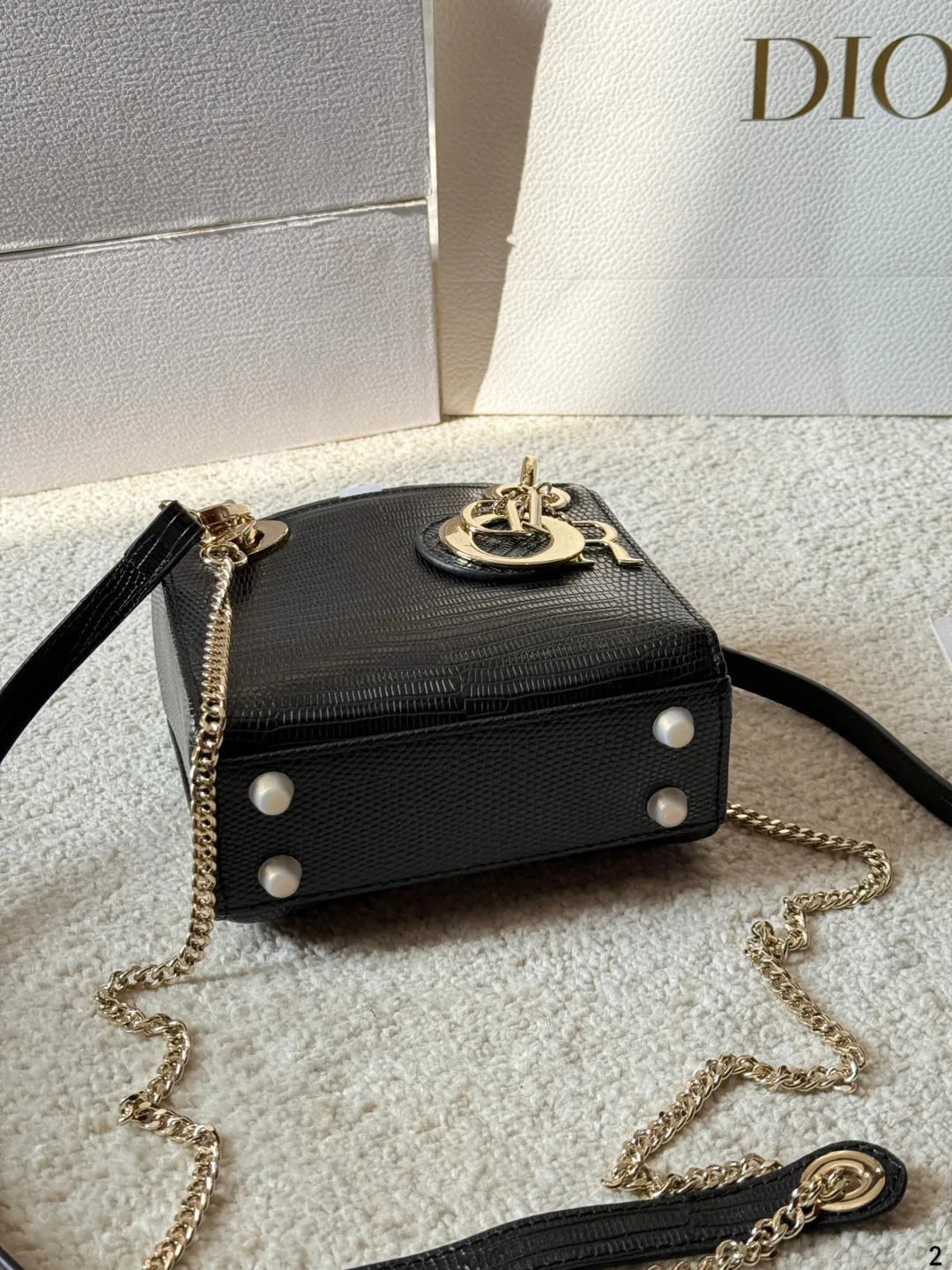 p165 Dior lady迪奥 手袋 戴妃 戴妃真的是梦中情包 周扬青同款 磨砂的质感无敌显高级 优雅简约之余更显低调内敛~ 包型挺括 不会塌不会凹陷道 容量适中 装日常用品 妥妥的 不是小费包 百搭多变斜挎 单肩手拎都可 尺寸17cm