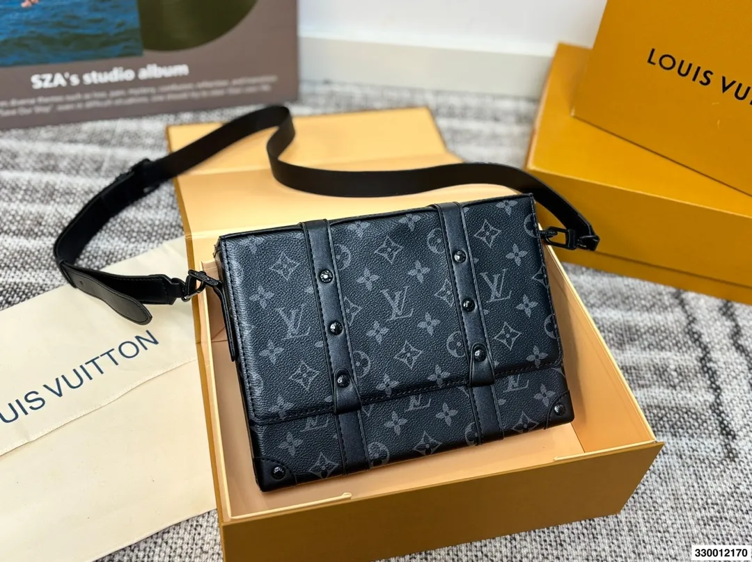 P130 折叠盒子 中古LV 新款男士邮差包，很酷的LV男包来喽看起来十分时尚且年轻。斜挎也不显大当收纳空间真心不错，拿取东西时十分方便当肩带可以自由调节长度，任何身高都没问题 尺寸：25.19