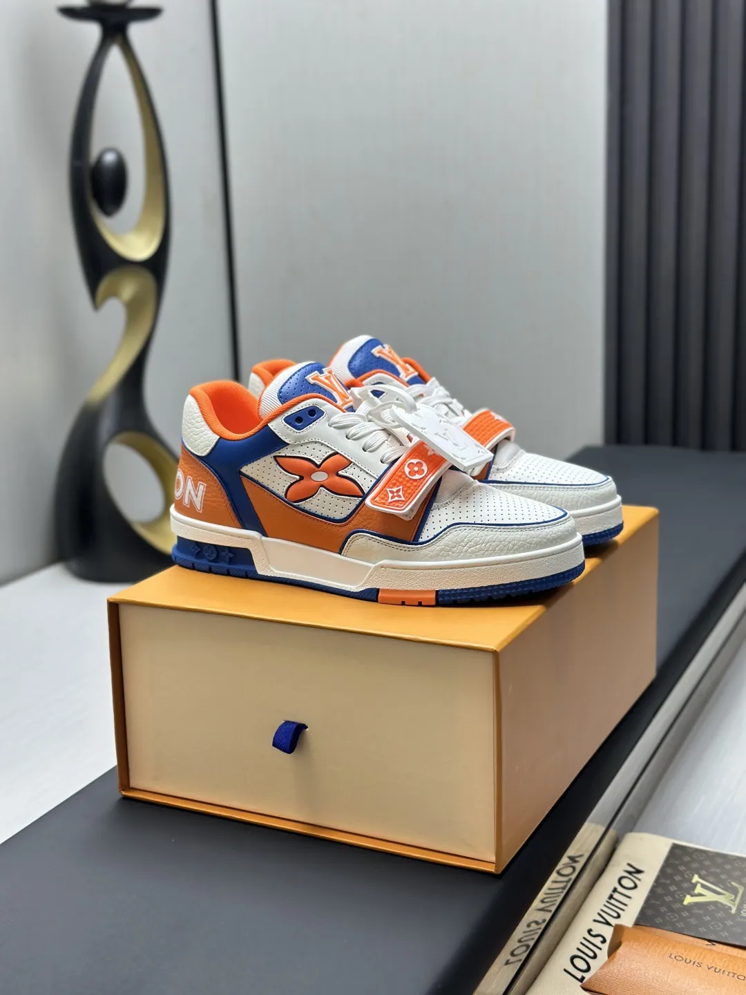 工厂直销&yen;300💰顶级版本 LV-路易威登-经典走秀新款 空胶工艺&middot;原版1：1开发复刻！！上脚非常舒适 奢侈用料，做工精细，中底印有欧洲制造英文字母 鞋面由意大利进口小牛皮拼接，侧边饰有品牌LOGO标志及签名，最新乳胶垫脚➕网布内里，脚感超舒适。原厂特供原版双色TPU组合大底。套包工艺 固特异缝合锁边 面料:独家定制头层牛皮 配件:独家私模Vuitton 标识， 内里:定制丝滑网里-头层丝绸牛皮内里 大底:TPU组合大底耐磨防滑防黄 垫脚:新款乳胶垫-网纱吸汗 专柜工艺:全电脑针车拉线 鞋头 后套 冷热定型 全套拉帮套楦中低logo花纹 专柜包装 -鞋带 证书 卡片 说明书 合格证 防尘袋 全网最齐包装 女款35-40男款38-46（38/46订做不退换！