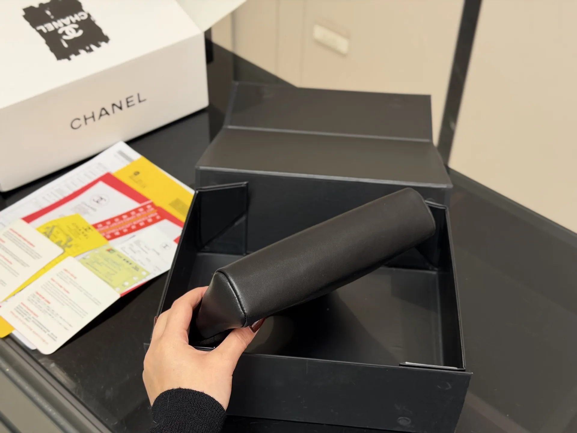 ¥175 配折叠盒飞机盒 size:23*19cm 香奈儿 值得入手的31bagmini Chanel又又又复刻了 新款31bag出了minisize 这谁顶得住! 小香真爱粉必入啊! 一包难求!