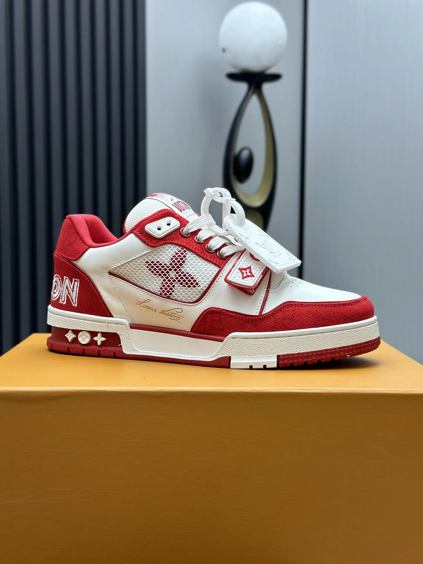 工厂直销¥300💰顶级版本 LV-路易威登-经典走秀新款 空胶工艺·原版1:1开发复刻!!上脚非常舒适 奢侈用料,做工精细,中底印有欧洲制造英文字母 鞋面由意大利进口小牛皮拼接,侧边饰有品牌LOGO标志及签名,最新乳胶垫脚➕网布内里,脚感超舒适。原厂特供原版双色TPU组合大底。套包工艺 固特异缝合锁边 面料:独家定制头层牛皮 配件:独家私模Vuitton 标识, 内里:定制丝滑网里-头层丝绸牛皮内里 大底:TPU组合大底耐磨防滑防黄 垫脚:新款乳胶垫-网纱吸汗 专柜工艺:全电脑针车拉线 鞋头 后套 冷热定型 全套拉帮套楦中低logo花纹 专柜包装 -鞋带 证书 卡片 说明书 合格证 防尘袋 全网最齐包装 女款35-40男款38-46(38/46订做不退换!