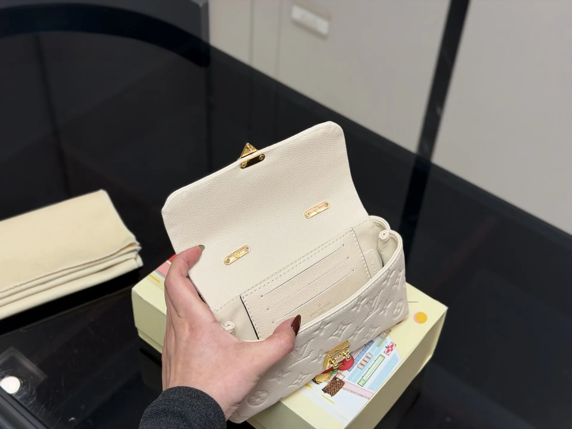 &yen;145 迷你 配盒 size：21*11cmcm Lv nano madeleine 迷你玛德琳回归 公主包 配置两截链条！随意diy哦！ 全粒纹Taurillon牛皮裁制