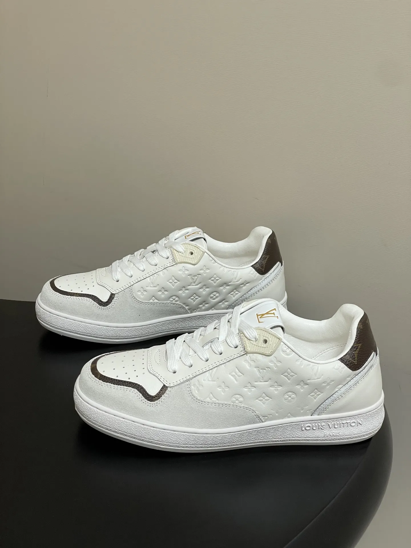 p310-（配高档飞机盒✈️） 2026春夏新款 LOUIS VUITTON 路易威登 LV STADIUM 运动鞋 系带休闲鞋老花板鞋 LVStadium运动鞋为柔软牛皮革局部压印 Monogram图案，再现复古设计风潮。Monogram 帆布饰边和鞋头镂孔汇聚工致细节，鞋舌饰以LV字母标签，外底抒写路易威登标识。 鞋面：牛反绒 内里垫脚：羊皮 鞋底：开模橡胶大底 码数：35-39（40.41定做不退换）