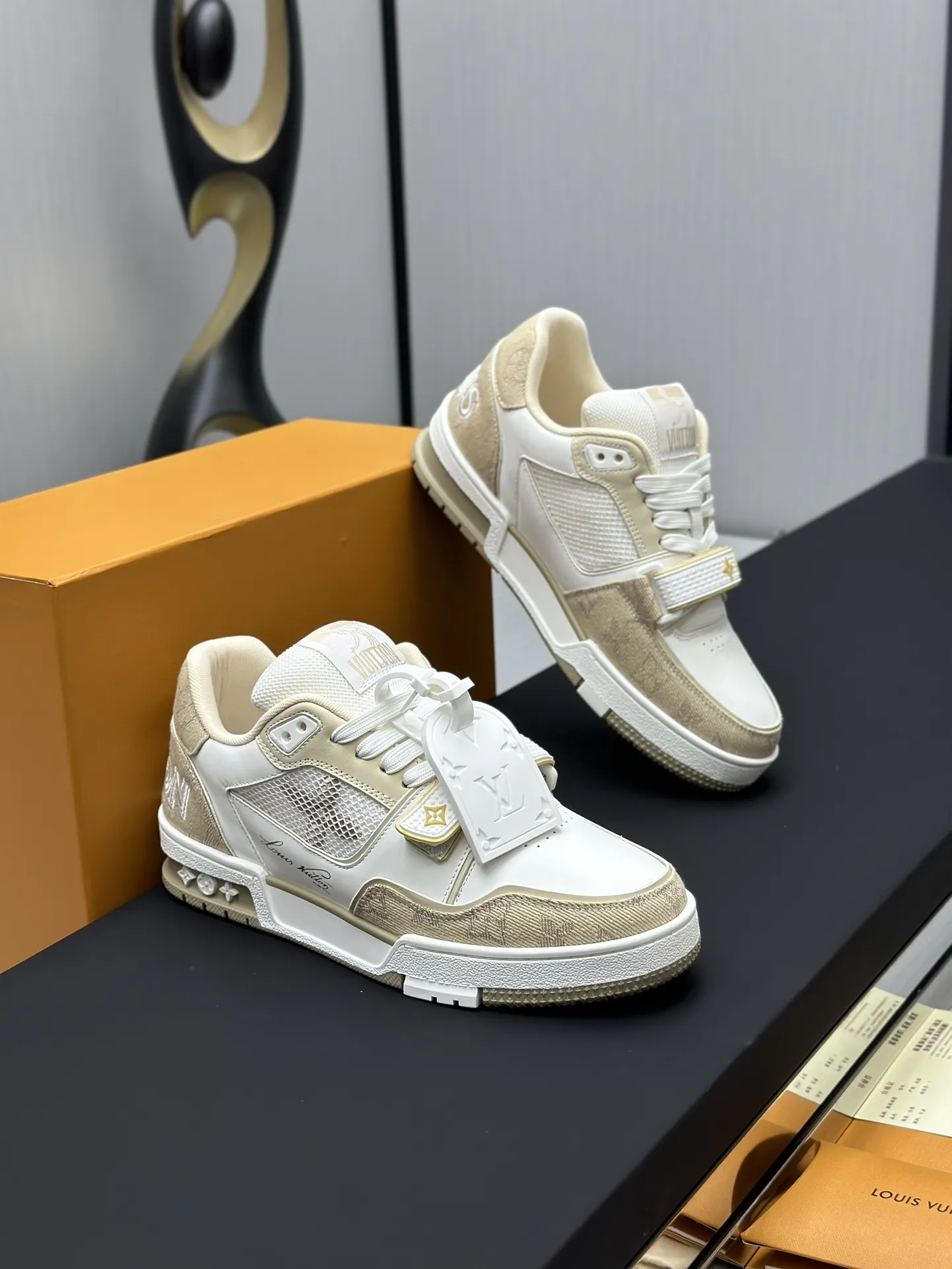 工厂直销&yen;310💰顶级版本 LV-路易威登-经典走秀新款 空胶工艺&middot;原版1：1开发复刻！！上脚非常舒适 奢侈用料，做工精细，中底印有欧洲制造英文字母 鞋面由意大利进口小牛皮拼接，侧边饰有品牌LOGO标志及签名，最新乳胶垫脚➕网布内里，脚感超舒适。原厂特供原版双色TPU组合大底。套包工艺 固特异缝合锁边 面料:独家定制头层牛皮 配件:独家私模Vuitton 标识， 内里:定制丝滑网里-头层丝绸牛皮内里 大底:TPU组合大底耐磨防滑防黄 垫脚:新款乳胶垫-网纱吸汗 专柜工艺:全电脑针车拉线 鞋头 后套 冷热定型 全套拉帮套楦中低logo花纹 专柜包装 -鞋带 证书 卡片 说明书 合格证 防尘袋 全网最齐包装 女款35-40男款38-46（38/46订做不退换！