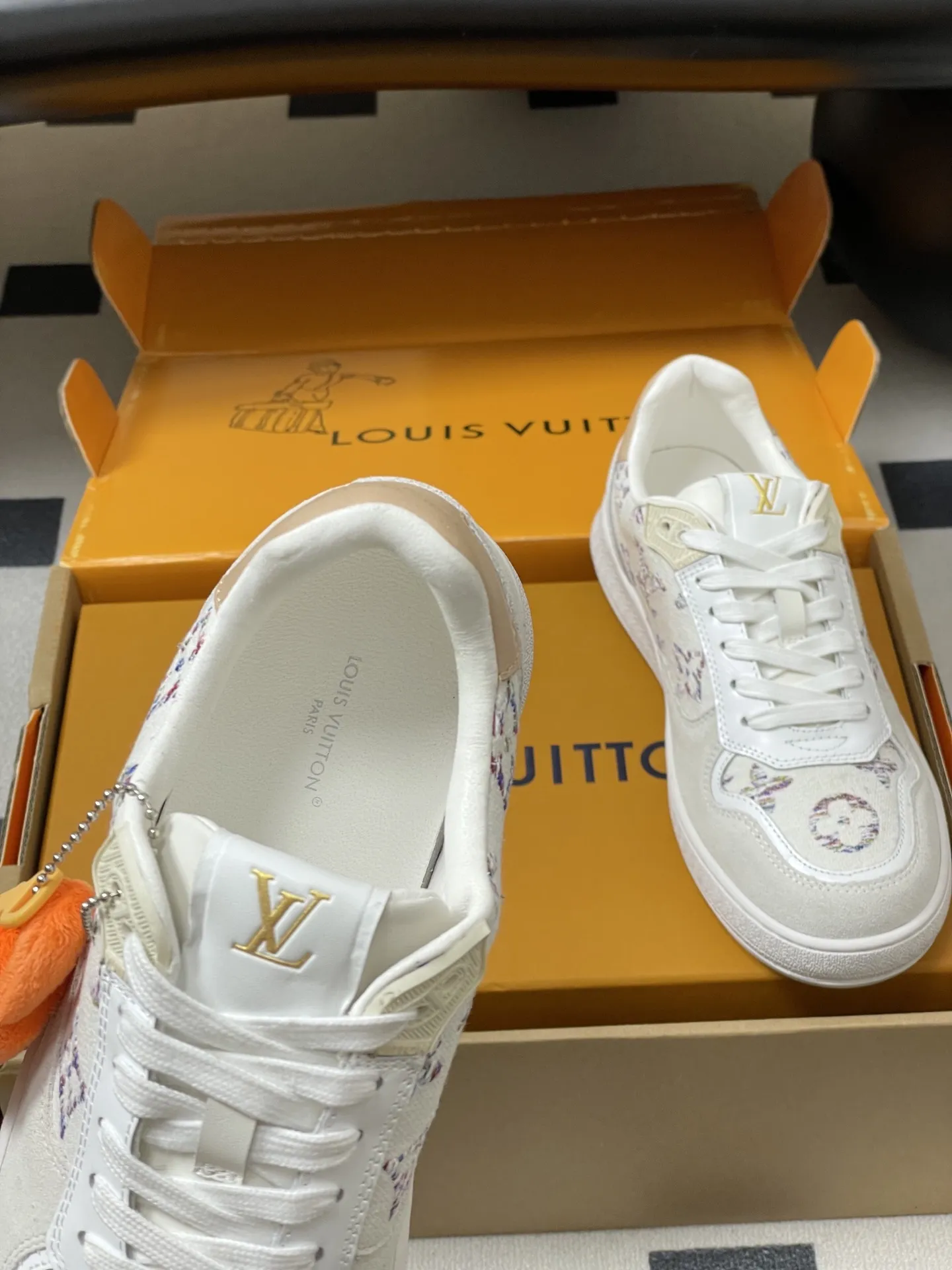 p310-(配高档飞机盒✈️) 2026春夏新款 LOUIS VUITTON 路易威登 LV STADIUM 运动鞋 系带休闲鞋老花板鞋 LVStadium运动鞋为柔软牛皮革局部压印 Monogram图案,再现复古设计风潮。Monogram 帆布饰边和鞋头镂孔汇聚工致细节,鞋舌饰以LV字母标签,外底抒写路易威登标识。 鞋面:牛反绒 内里垫脚:羊皮 鞋底:开模橡胶大底 码数:35-39(40.41定做不退换)