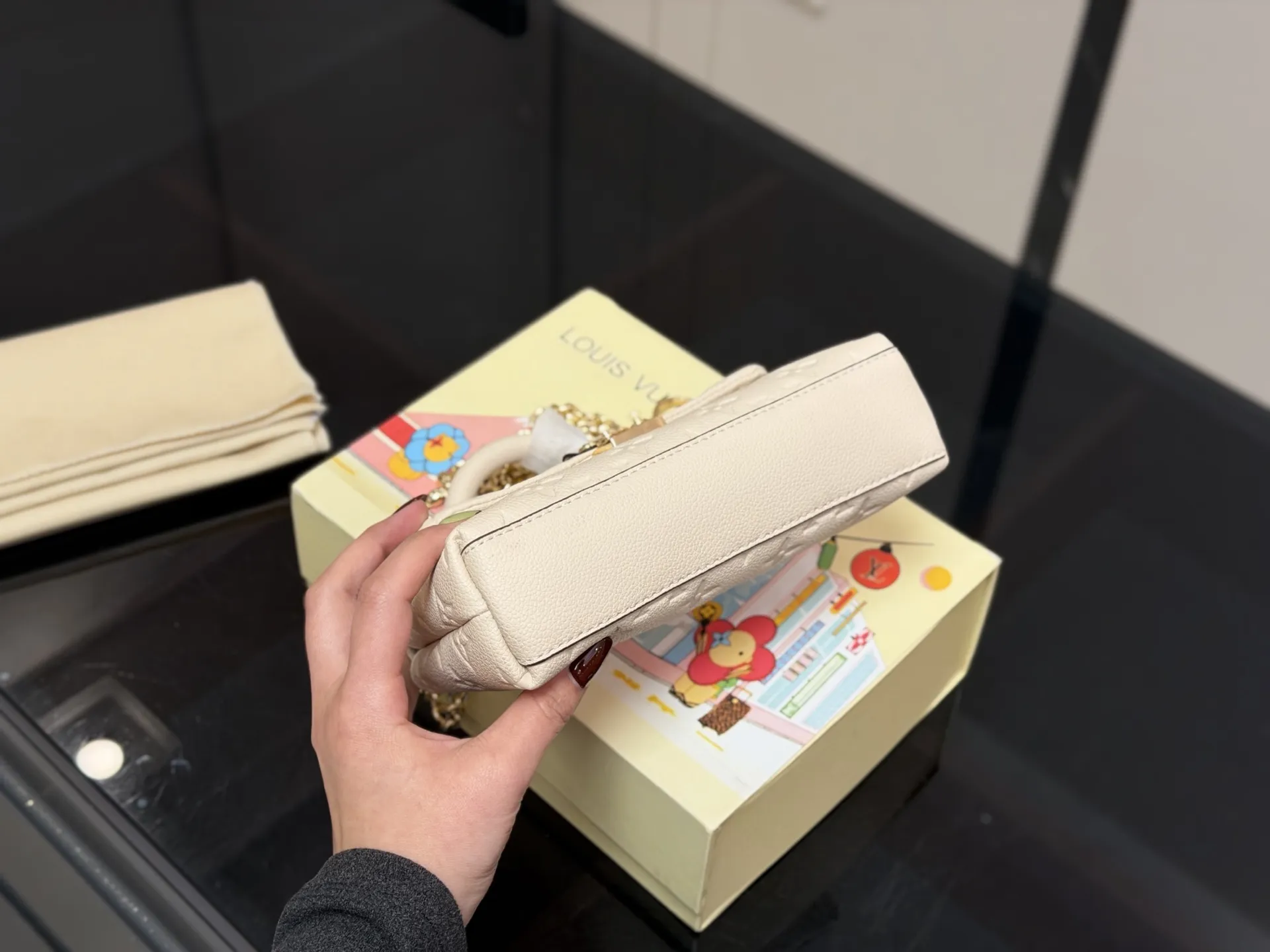 ¥145 迷你 配盒 size:21*11cmcm Lv nano madeleine 迷你玛德琳回归 公主包 配置两截链条!随意diy哦! 全粒纹Taurillon牛皮裁制