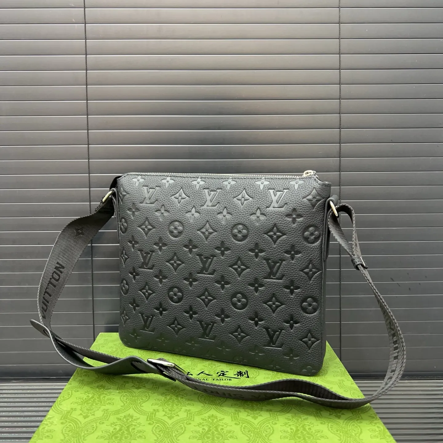 P165 Louisvuitton 路易威登 牛皮单肩包 男包 斜挎包 采用精湛镶嵌细工,经典百搭 实物拍摄 原厂原版面料 高端品质 配送防尘袋 23 x 25cm。