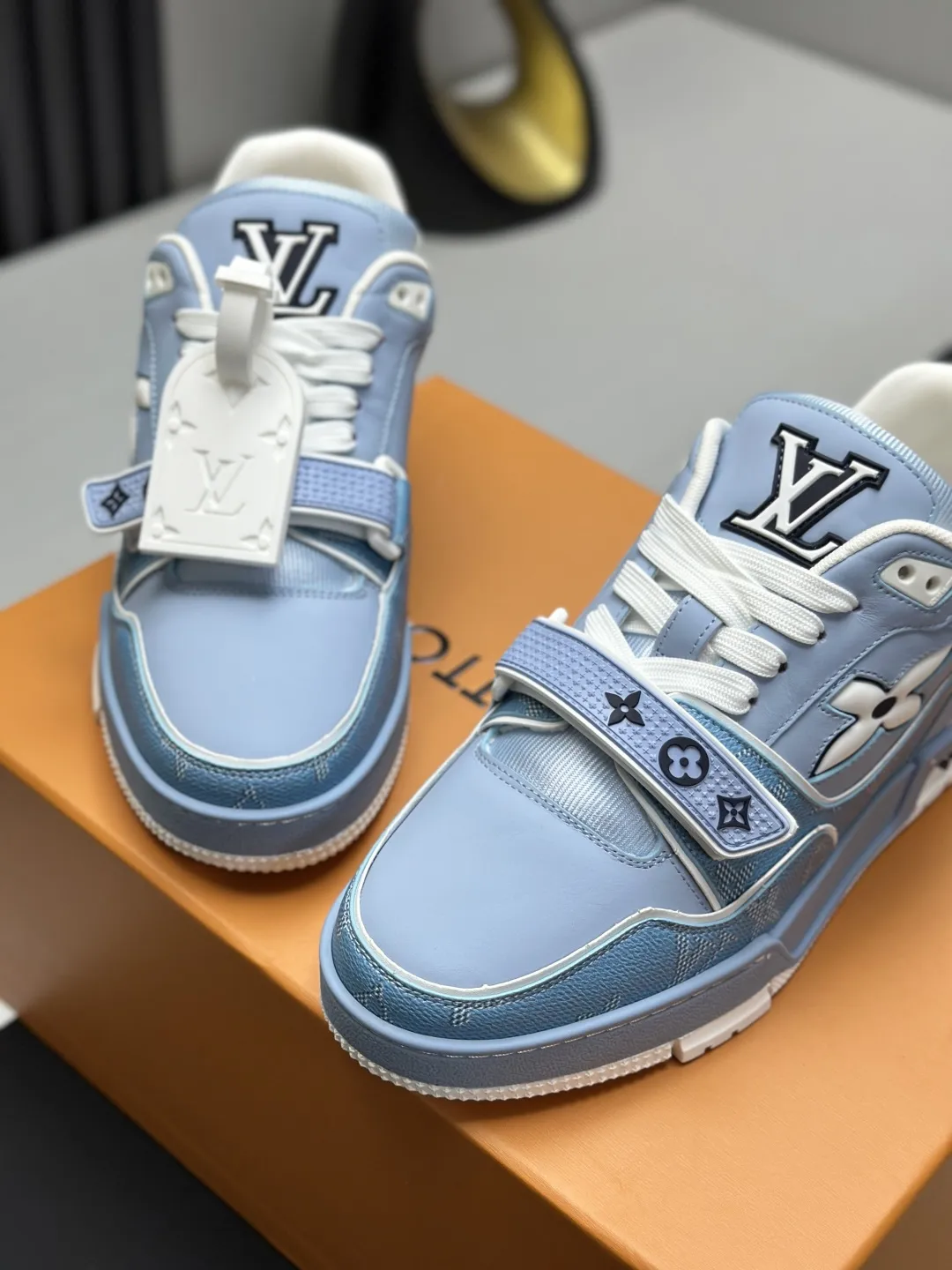 工厂直销&yen;300💰顶级版本 LV-路易威登-经典走秀新款 空胶工艺&middot;原版1：1开发复刻！！上脚非常舒适 奢侈用料，做工精细，中底印有欧洲制造英文字母 鞋面由意大利进口小牛皮拼接，侧边饰有品牌LOGO标志及签名，最新乳胶垫脚➕网布内里，脚感超舒适。原厂特供原版双色TPU组合大底。套包工艺 固特异缝合锁边 面料:独家定制头层牛皮 配件:独家私模Vuitton 标识， 内里:定制丝滑网里-头层丝绸牛皮内里 大底:TPU组合大底耐磨防滑防黄 垫脚:新款乳胶垫-网纱吸汗 专柜工艺:全电脑针车拉线 鞋头 后套 冷热定型 全套拉帮套楦中低logo花纹 专柜包装 -鞋带 证书 卡片 说明书 合格证 防尘袋 全网最齐包装 女款35-40男款38-46（38/46订做不退换！