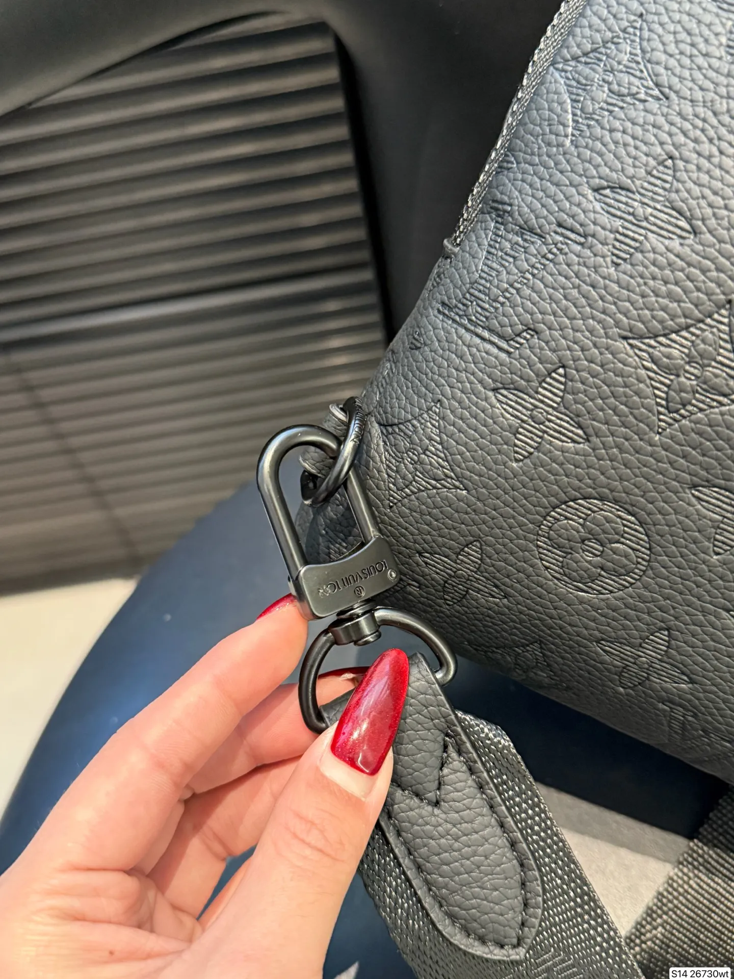 P120 商务精英的身份象征 | LV男包老花黑武士系列 在时尚与实用兼具的男士皮具领域,LV老花黑武士系列男包凭借卓越设计和精湛工艺脱颖而出,成为众多商务人士的心头好。 尺寸19 40 货号26730