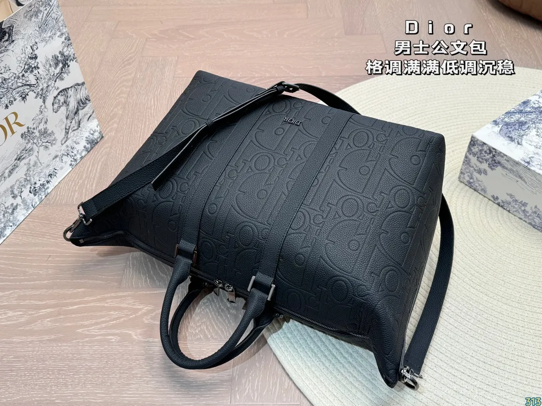 &yen;340 迪奥Dior男士公文包 格调满满，自带一股低调沉稳儒雅的气息！ 版型挺阔，很有型！越用越有沉淀的味道！ 更加低调、沉稳！！ 可单肩可斜挎，不分年龄不分身高！实用百搭！尺寸：40 30