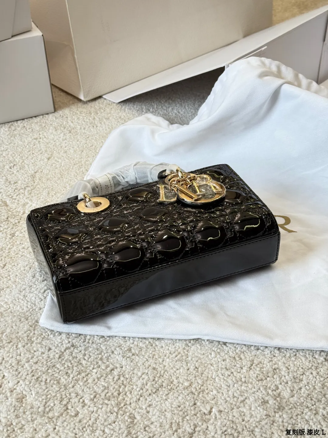 复刻版 漆皮 p205/p200/p195 Dior D-Joy 漆皮横版戴妃包 Dior D-Joy漆皮横版戴妃包,黑色漆皮+藤格纹绗缝,浅金色D.1.0.R吊饰超有辨识度。横版设计,26x13.5x5cm约26x13.5x5cm,配可拆卸链条肩带和皮革肩带,手提、肩背、斜挎都OK!漆皮耐磨易清洁,日常通勤或正式场合都能轻松驾驭,优雅又实用,是Dior经典系列的时髦代表 26x13.5x5cm 26cm 23cm 17cm